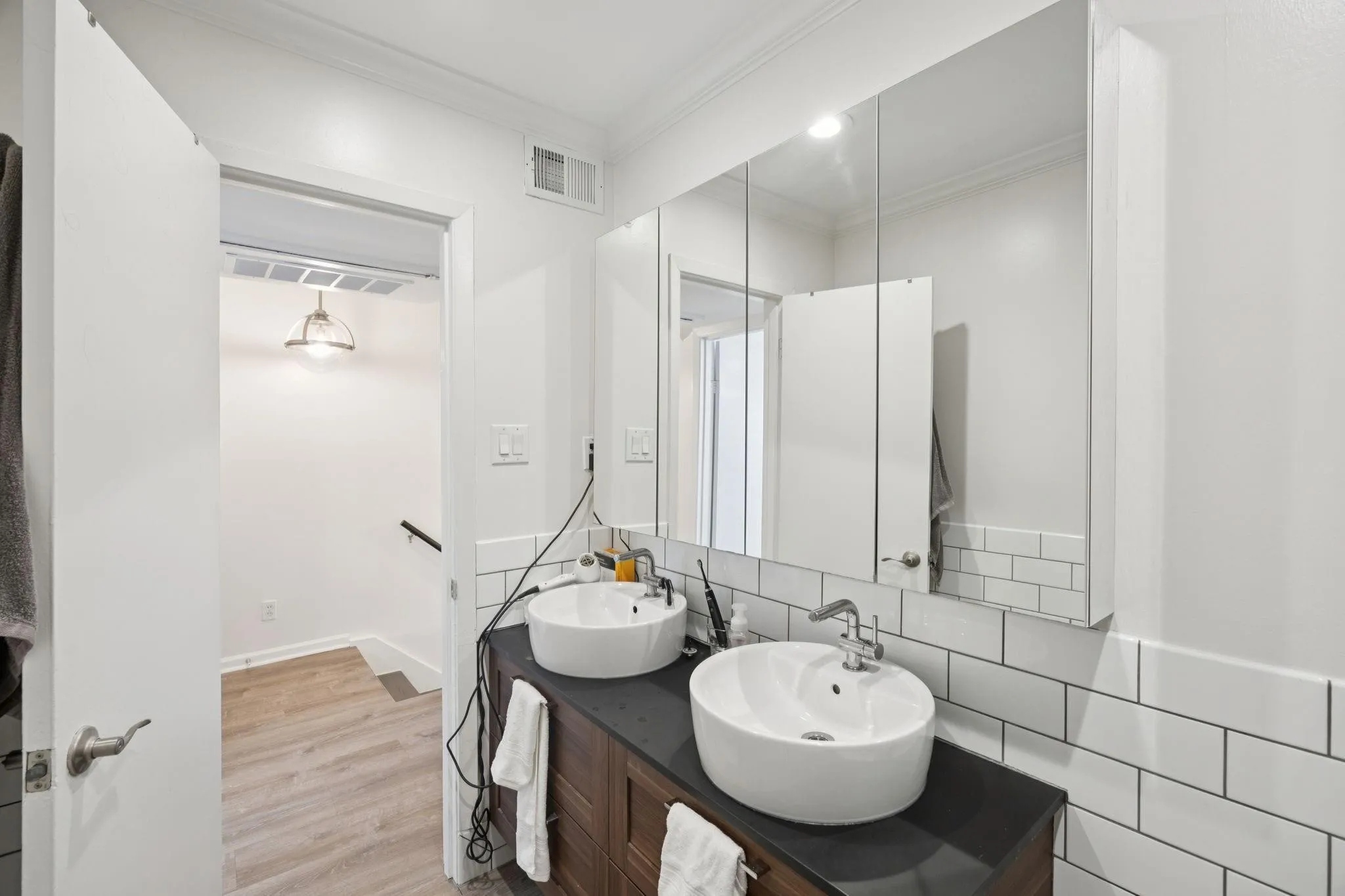 Condominium For Sale in Dallas County , 3321 Cole Avenue 116, Dallas, Texas 75204, 2 Bedroom, 2 Bathroom, Garage spaces, 1,044 Sqft, built in 1961, mls#21346940, Real Estate Agent in Dallas, Homes For Sale in Dallas county, Homes For Sale in Dallas, Realtor in Dallas Texas, Real Estate Brokerage Independent Realty Texas, Luminita Cordes Realtor