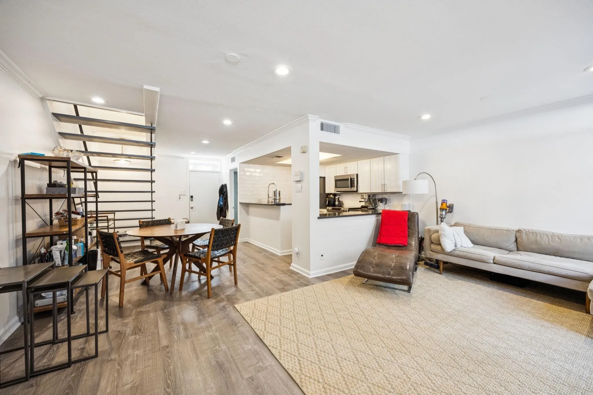 Condominium For Sale in Dallas County , 3321 Cole Avenue 116, Dallas, Texas 75204, 2 Bedroom, 2 Bathroom, Garage spaces, 1,044 Sqft, built in 1961, mls#21346940, Real Estate Agent in Dallas, Homes For Sale in Dallas county, Homes For Sale in Dallas, Realtor in Dallas Texas, Real Estate Brokerage Independent Realty Texas, Luminita Cordes Realtor