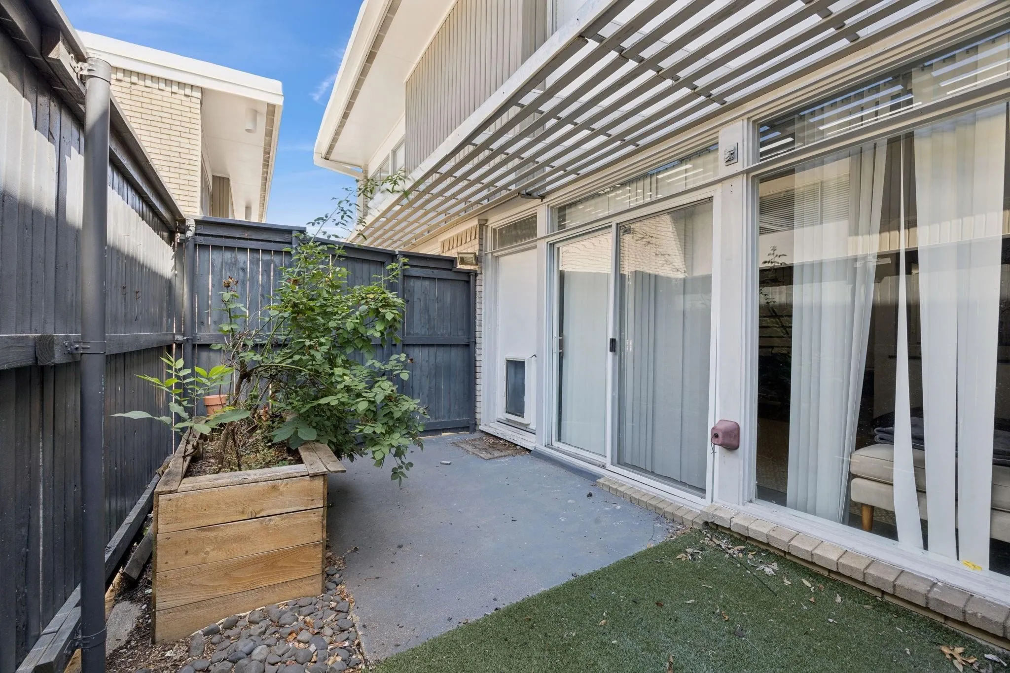 Condominium For Sale in Dallas County , 3321 Cole Avenue 116, Dallas, Texas 75204, 2 Bedroom, 2 Bathroom, Garage spaces, 1,044 Sqft, built in 1961, mls#21346940, Real Estate Agent in Dallas, Homes For Sale in Dallas county, Homes For Sale in Dallas, Realtor in Dallas Texas, Real Estate Brokerage Independent Realty Texas, Luminita Cordes Realtor