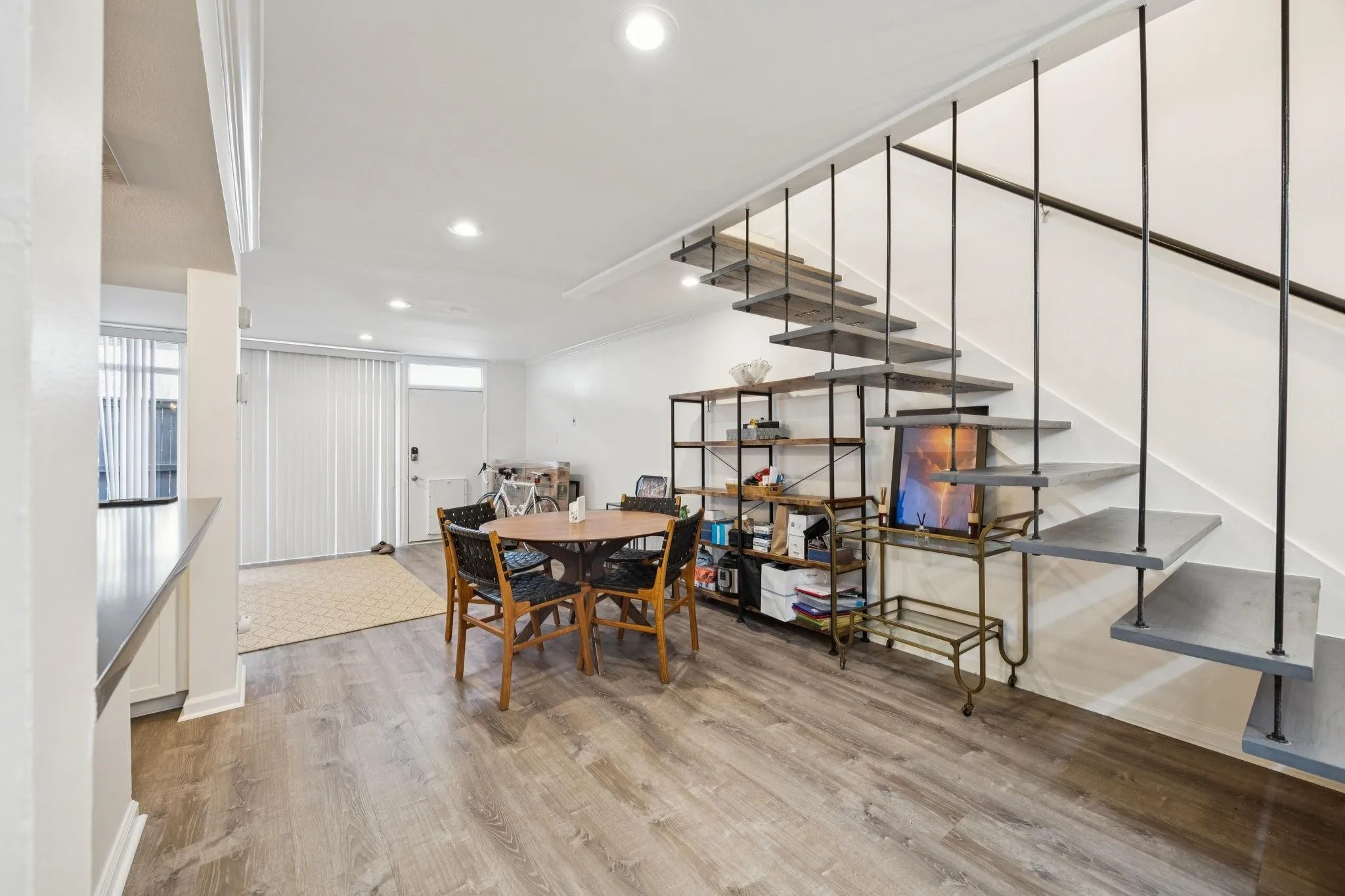 Condominium For Sale in Dallas County , 3321 Cole Avenue 116, Dallas, Texas 75204, 2 Bedroom, 2 Bathroom, Garage spaces, 1,044 Sqft, built in 1961, mls#21346940, Real Estate Agent in Dallas, Homes For Sale in Dallas county, Homes For Sale in Dallas, Realtor in Dallas Texas, Real Estate Brokerage Independent Realty Texas, Luminita Cordes Realtor