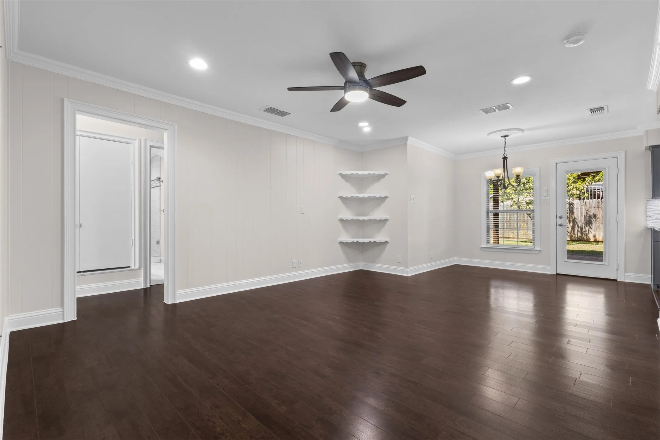 Single Family Residence For Sale in Dallas County , 2441 Miller Street, Grand Prairie, Texas 75051, 3 Bedroom, 2 Bathroom, Garage spaces, 1,101 Sqft, built in 1970, mls#21321304, Real Estate Agent in Grand Prairie, Homes For Sale in Dallas county, Homes For Sale in Grand Prairie, Realtor in Grand Prairie Texas, Real Estate Brokerage Independent Realty Texas, Luminita Cordes Realtor