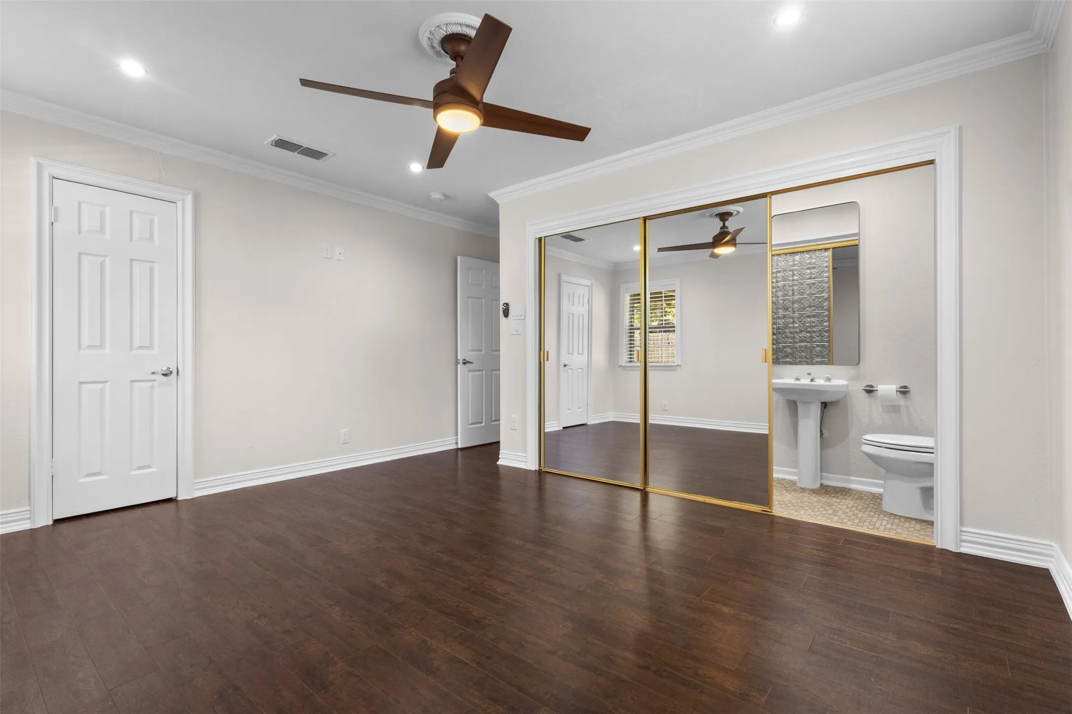 Single Family Residence For Sale in Dallas County , 2441 Miller Street, Grand Prairie, Texas 75051, 3 Bedroom, 2 Bathroom, Garage spaces, 1,101 Sqft, built in 1970, mls#21321304, Real Estate Agent in Grand Prairie, Homes For Sale in Dallas county, Homes For Sale in Grand Prairie, Realtor in Grand Prairie Texas, Real Estate Brokerage Independent Realty Texas, Luminita Cordes Realtor
