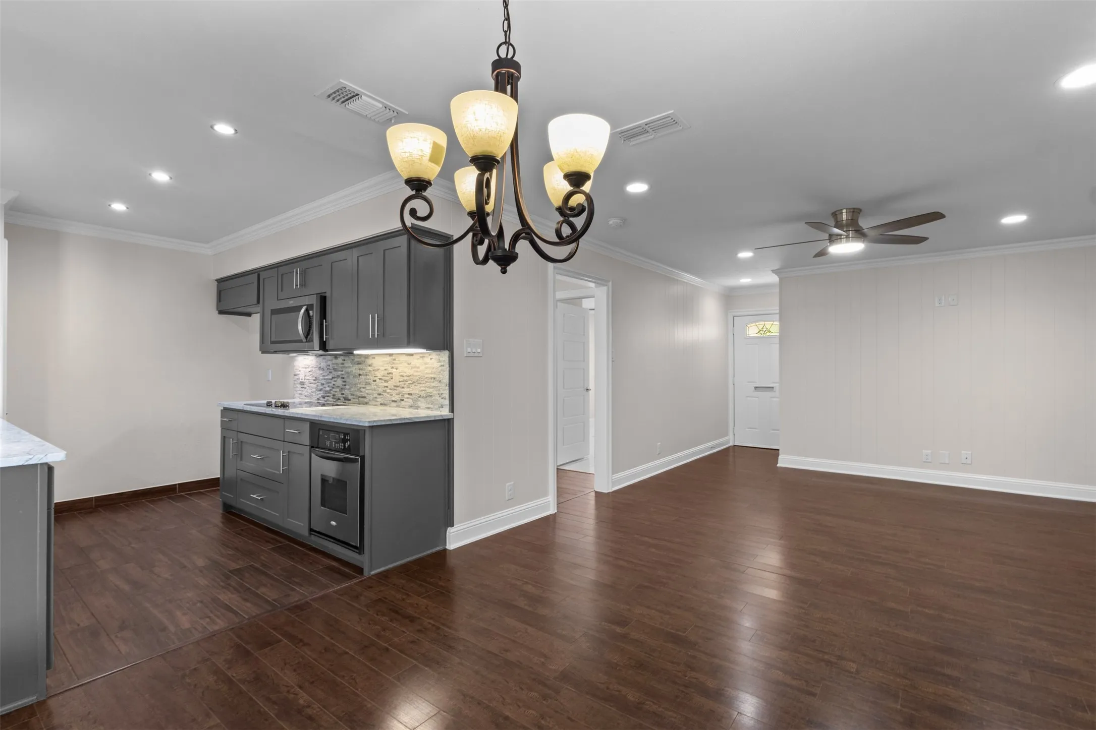 Single Family Residence For Sale in Dallas County , 2441 Miller Street, Grand Prairie, Texas 75051, 3 Bedroom, 2 Bathroom, Garage spaces, 1,101 Sqft, built in 1970, mls#21321304, Real Estate Agent in Grand Prairie, Homes For Sale in Dallas county, Homes For Sale in Grand Prairie, Realtor in Grand Prairie Texas, Real Estate Brokerage Independent Realty Texas, Luminita Cordes Realtor
