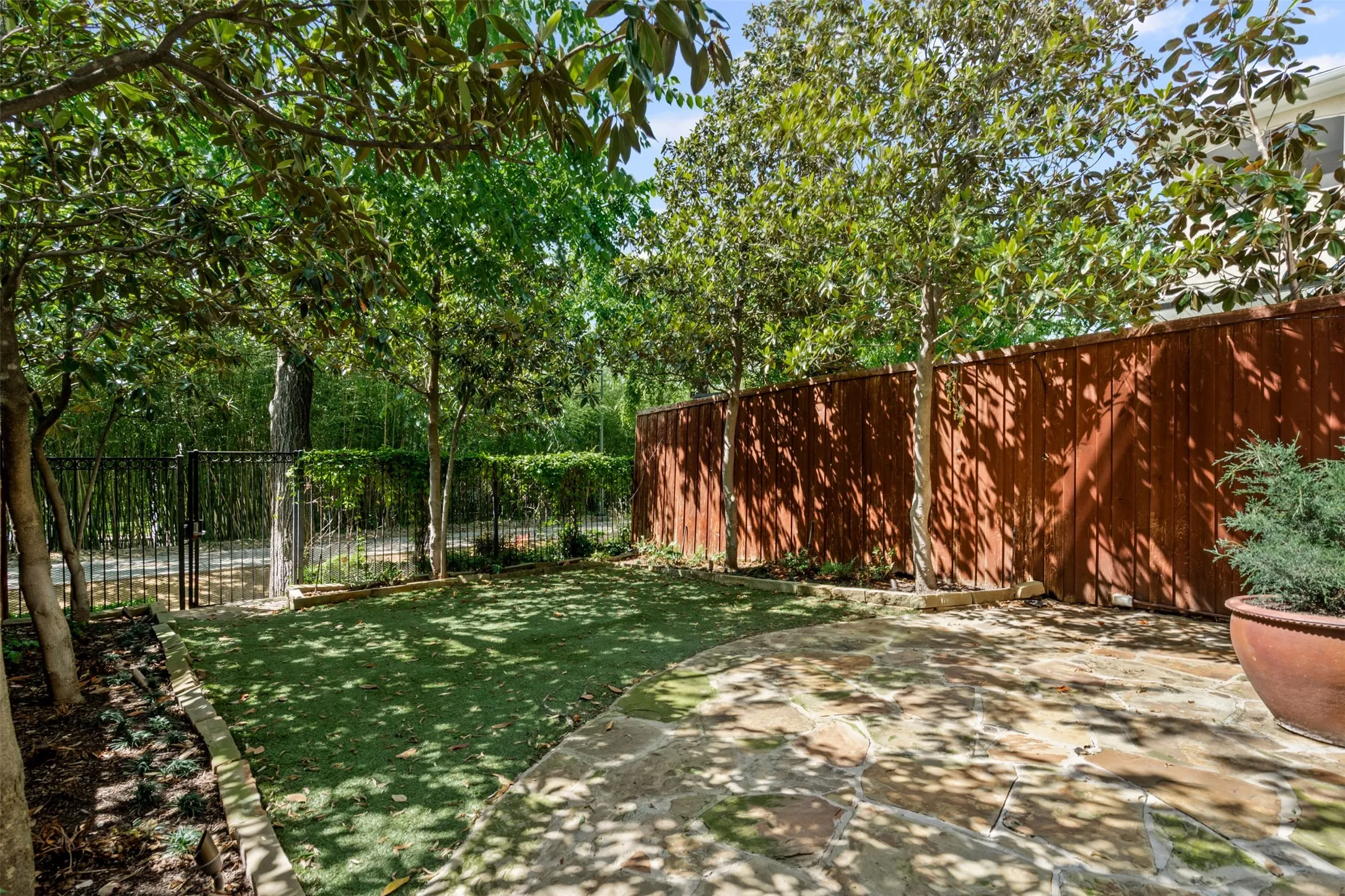 Townhouse For Rent in Dallas County , 4111 Buena Vista Street, Dallas, Texas 75204, 3 Bedrooms, 3 Bathrooms, 2 Garage spaces, 3,095 Sqft, built in 1999, Price $9,000, mls#21345476, Real Estate Agent in Dallas, Homes For Rent in Dallas county, Homes For Rent in Dallas, Realtor in Dallas Texas, Real Estate Brokerage Independent Realty Texas, Luminita Cordes Realtor