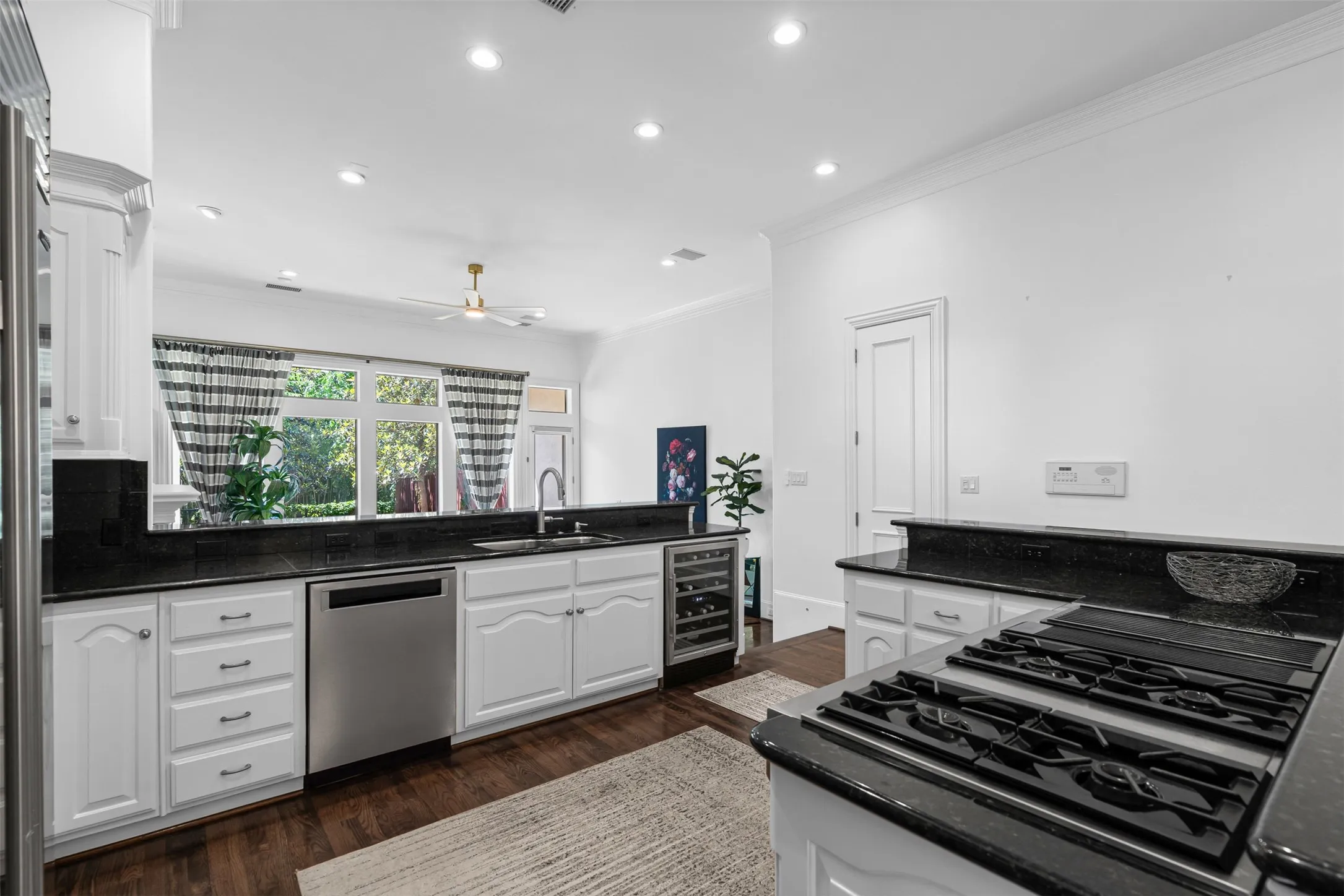 Townhouse For Rent in Dallas County , 4111 Buena Vista Street, Dallas, Texas 75204, 3 Bedrooms, 3 Bathrooms, 2 Garage spaces, 3,095 Sqft, built in 1999, Price $9,000, mls#21345476, Real Estate Agent in Dallas, Homes For Rent in Dallas county, Homes For Rent in Dallas, Realtor in Dallas Texas, Real Estate Brokerage Independent Realty Texas, Luminita Cordes Realtor