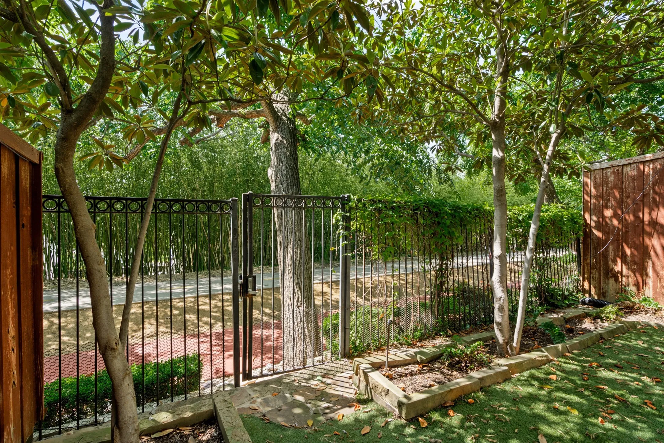 Townhouse For Rent in Dallas County , 4111 Buena Vista Street, Dallas, Texas 75204, 3 Bedrooms, 3 Bathrooms, 2 Garage spaces, 3,095 Sqft, built in 1999, Price $9,000, mls#21345476, Real Estate Agent in Dallas, Homes For Rent in Dallas county, Homes For Rent in Dallas, Realtor in Dallas Texas, Real Estate Brokerage Independent Realty Texas, Luminita Cordes Realtor
