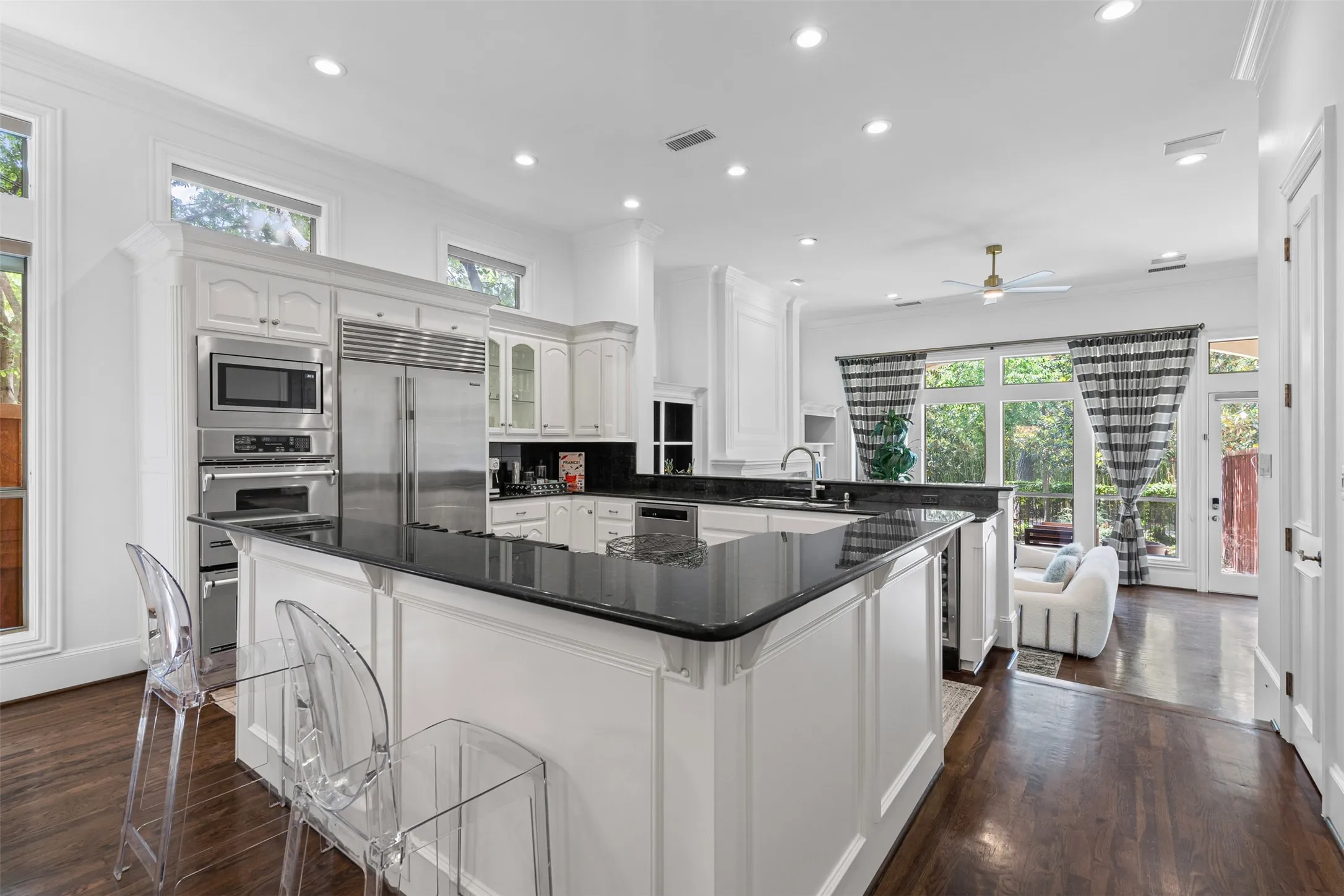 Townhouse For Rent in Dallas County , 4111 Buena Vista Street, Dallas, Texas 75204, 3 Bedrooms, 3 Bathrooms, 2 Garage spaces, 3,095 Sqft, built in 1999, Price $9,000, mls#21345476, Real Estate Agent in Dallas, Homes For Rent in Dallas county, Homes For Rent in Dallas, Realtor in Dallas Texas, Real Estate Brokerage Independent Realty Texas, Luminita Cordes Realtor