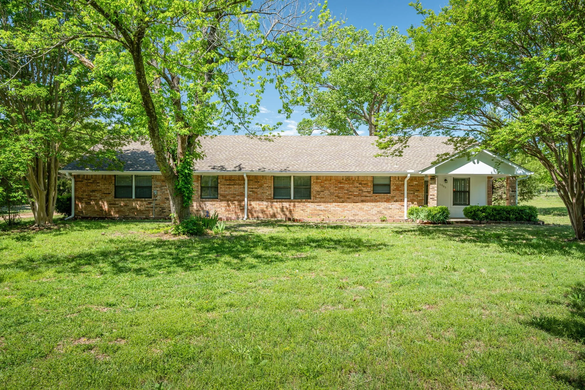 Single Family Residence For Rent in Collin County , 1905 Shady Lane, Lucas, Texas 75002, 3 Bedrooms, 2 Bathrooms, 2 Garage spaces, 2,035 Sqft, built in 1984, Price $3,000, mls#21334666, Real Estate Agent in Lucas, Homes For Rent in Collin county, Homes For Rent in Lucas, Realtor in Lucas Texas, Real Estate Brokerage Independent Realty Texas, Luminita Cordes Realtor