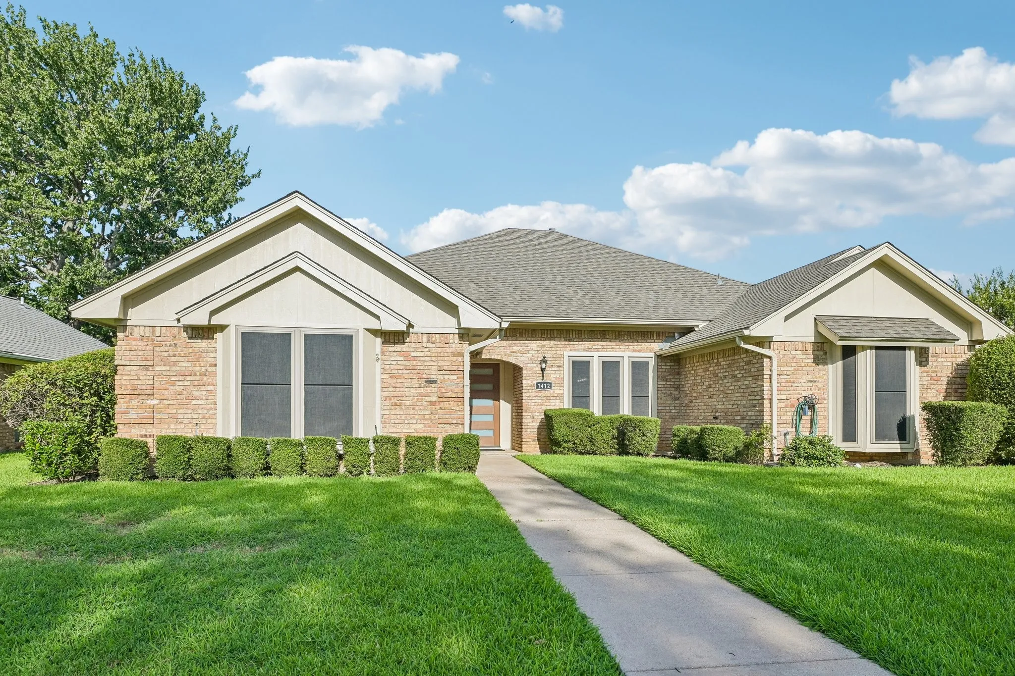 Single Family Residence For Sale in Dallas County , 1412 Wagonwheel Court, Irving, Texas 75061, 3 Bedroom, 3 Bathroom, 2 Garage spaces, 2,662 Sqft, built in 1983, mls#21344119, Real Estate Agent in Irving, Homes For Sale in Dallas county, Homes For Sale in Irving, Realtor in Irving Texas, Real Estate Brokerage Independent Realty Texas, Luminita Cordes Realtor