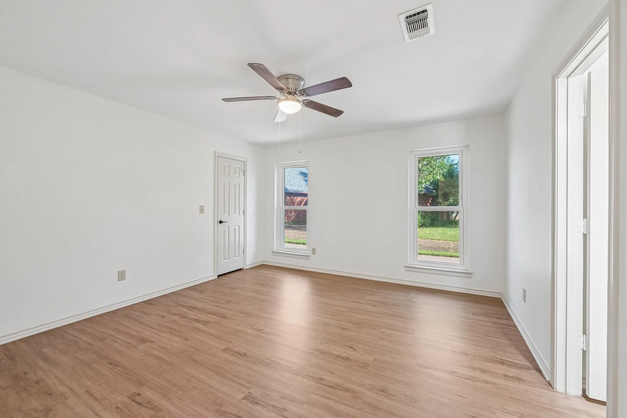 Single Family Residence For Sale in Dallas County , 1412 Wagonwheel Court, Irving, Texas 75061, 3 Bedroom, 3 Bathroom, 2 Garage spaces, 2,662 Sqft, built in 1983, mls#21344119, Real Estate Agent in Irving, Homes For Sale in Dallas county, Homes For Sale in Irving, Realtor in Irving Texas, Real Estate Brokerage Independent Realty Texas, Luminita Cordes Realtor