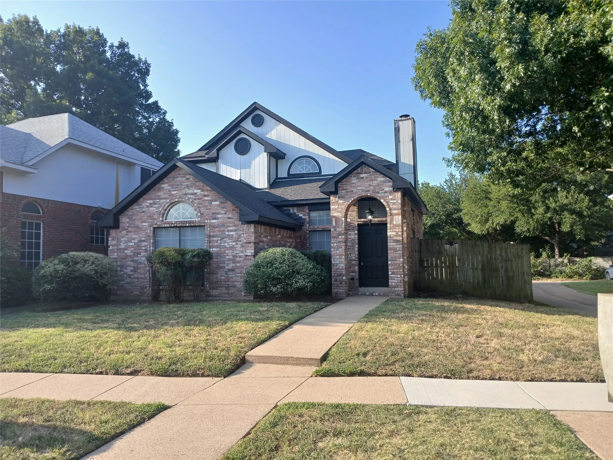Single Family Residence For Sale in Dallas County , 4305 Sierra Drive, Grand Prairie, Texas 75052, 3 Bedroom, 3 Bathroom, 2 Garage spaces, 1,432 Sqft, built in 1990, mls#21315424, Real Estate Agent in Grand Prairie, Homes For Sale in Dallas county, Homes For Sale in Grand Prairie, Realtor in Grand Prairie Texas, Real Estate Brokerage Independent Realty Texas, Luminita Cordes Realtor