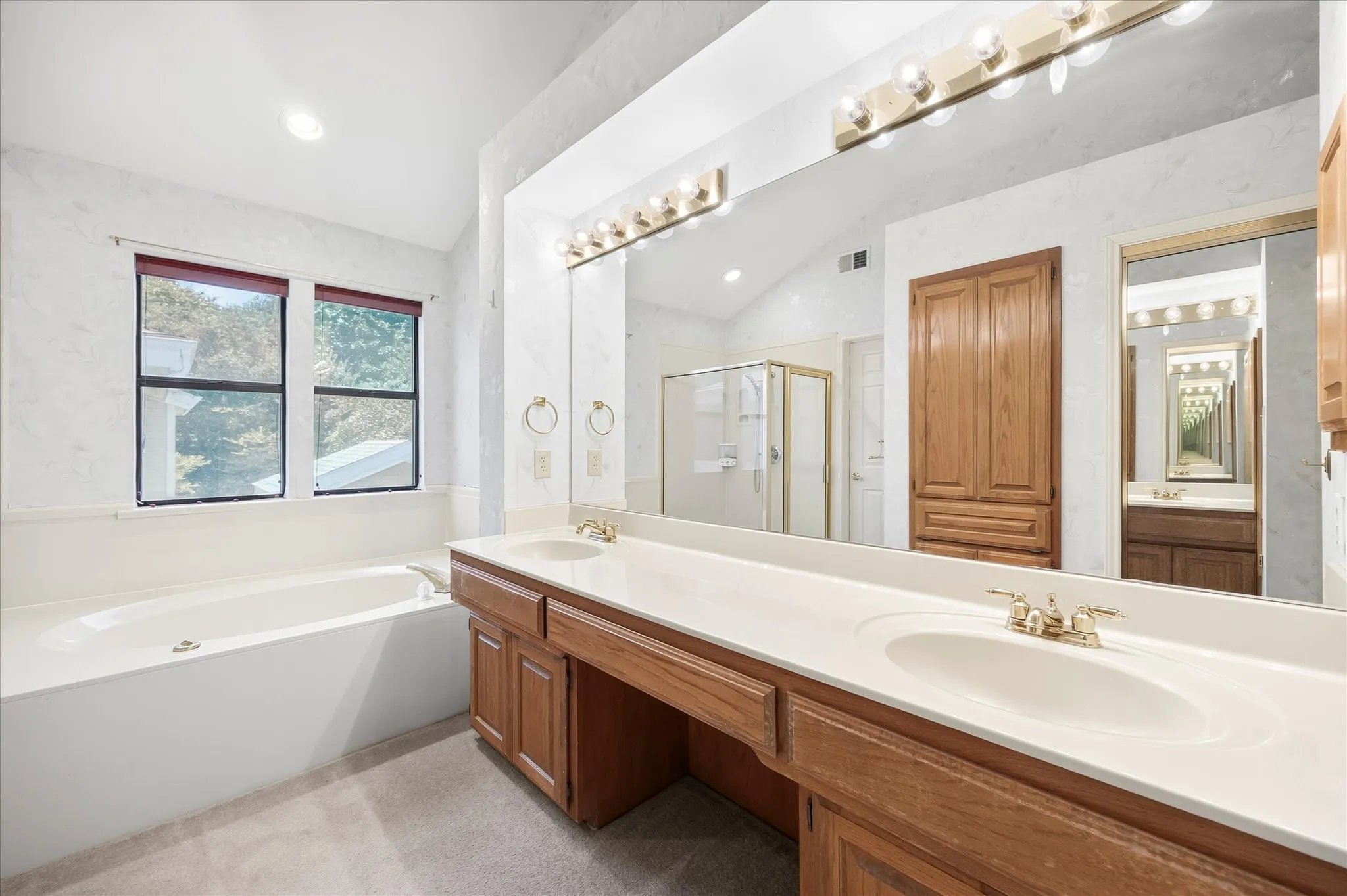 Single Family Residence For Sale in Rockwall County , 9959 Waterfront Trail, Rowlett, Texas 75087, 3 Bedroom, 3 Bathroom, 1 Garage spaces, 1,803 Sqft, built in 1986, mls#21343426, Real Estate Agent in Rowlett, Homes For Sale in Rockwall county, Homes For Sale in Rowlett, Realtor in Rowlett Texas, Real Estate Brokerage Independent Realty Texas, Luminita Cordes Realtor