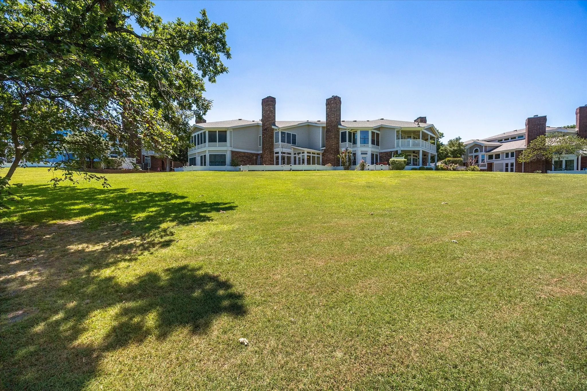 Single Family Residence For Sale in Rockwall County , 9959 Waterfront Trail, Rowlett, Texas 75087, 3 Bedroom, 3 Bathroom, 1 Garage spaces, 1,803 Sqft, built in 1986, mls#21343426, Real Estate Agent in Rowlett, Homes For Sale in Rockwall county, Homes For Sale in Rowlett, Realtor in Rowlett Texas, Real Estate Brokerage Independent Realty Texas, Luminita Cordes Realtor