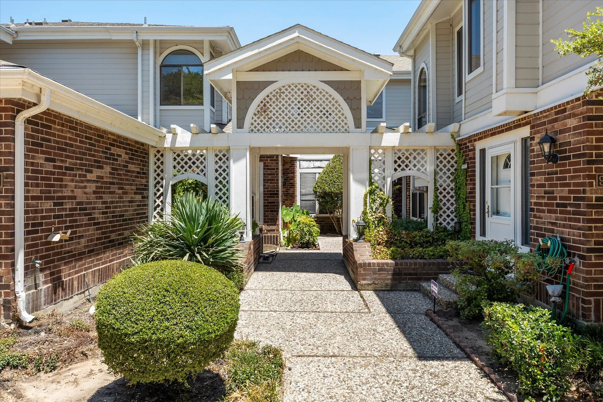 Single Family Residence For Sale in Rockwall County , 9959 Waterfront Trail, Rowlett, Texas 75087, 3 Bedroom, 3 Bathroom, 1 Garage spaces, 1,803 Sqft, built in 1986, mls#21343426, Real Estate Agent in Rowlett, Homes For Sale in Rockwall county, Homes For Sale in Rowlett, Realtor in Rowlett Texas, Real Estate Brokerage Independent Realty Texas, Luminita Cordes Realtor