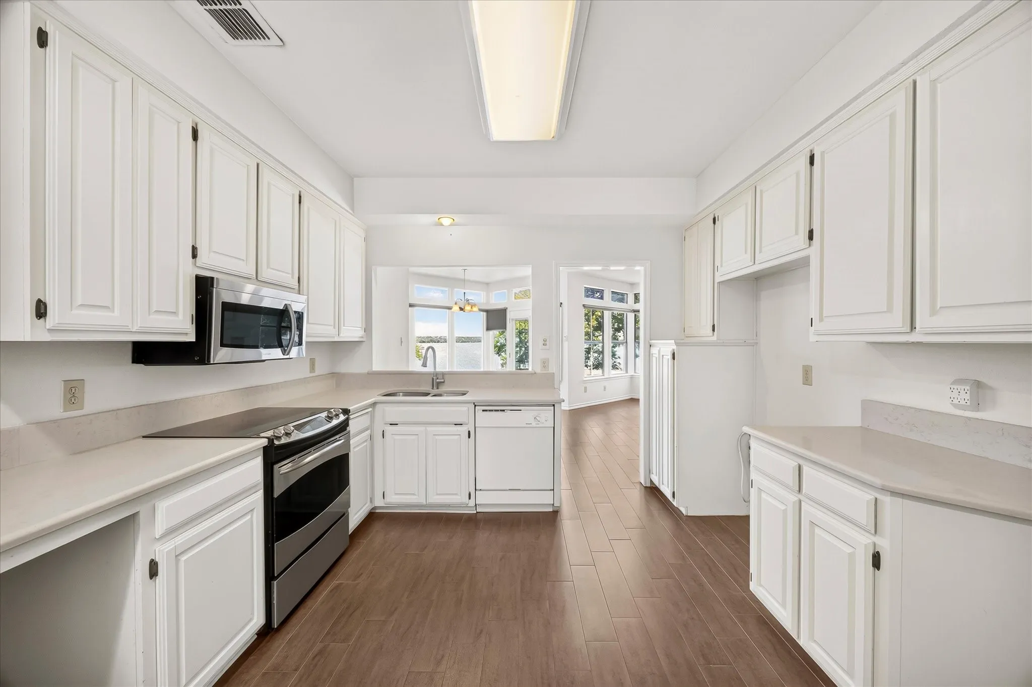 Single Family Residence For Sale in Rockwall County , 9959 Waterfront Trail, Rowlett, Texas 75087, 3 Bedroom, 3 Bathroom, 1 Garage spaces, 1,803 Sqft, built in 1986, mls#21343426, Real Estate Agent in Rowlett, Homes For Sale in Rockwall county, Homes For Sale in Rowlett, Realtor in Rowlett Texas, Real Estate Brokerage Independent Realty Texas, Luminita Cordes Realtor