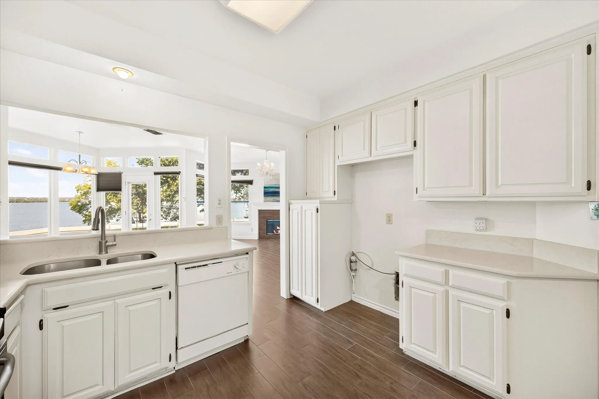 Single Family Residence For Sale in Rockwall County , 9959 Waterfront Trail, Rowlett, Texas 75087, 3 Bedroom, 3 Bathroom, 1 Garage spaces, 1,803 Sqft, built in 1986, mls#21343426, Real Estate Agent in Rowlett, Homes For Sale in Rockwall county, Homes For Sale in Rowlett, Realtor in Rowlett Texas, Real Estate Brokerage Independent Realty Texas, Luminita Cordes Realtor