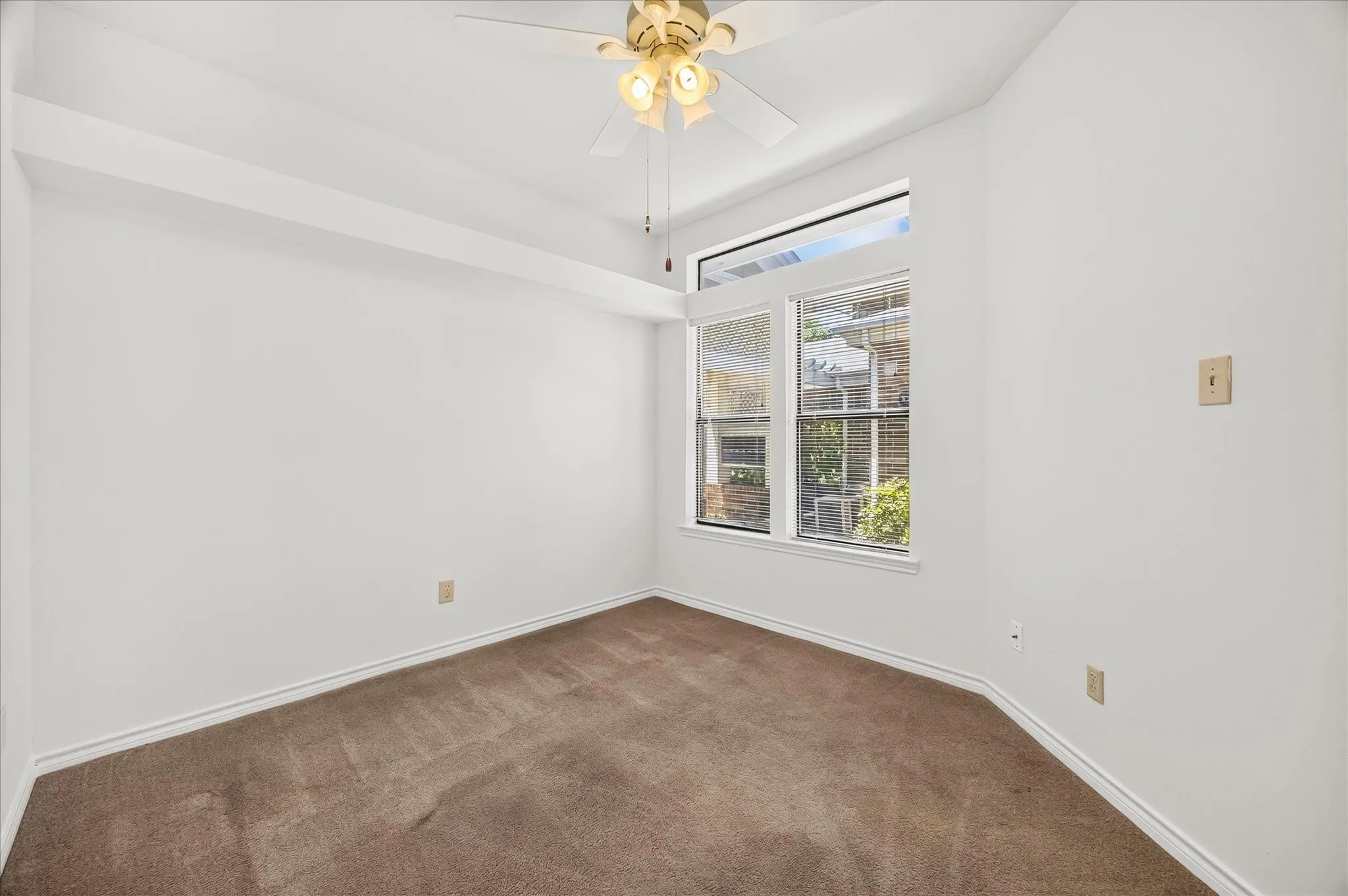 Single Family Residence For Sale in Rockwall County , 9959 Waterfront Trail, Rowlett, Texas 75087, 3 Bedroom, 3 Bathroom, 1 Garage spaces, 1,803 Sqft, built in 1986, mls#21343426, Real Estate Agent in Rowlett, Homes For Sale in Rockwall county, Homes For Sale in Rowlett, Realtor in Rowlett Texas, Real Estate Brokerage Independent Realty Texas, Luminita Cordes Realtor