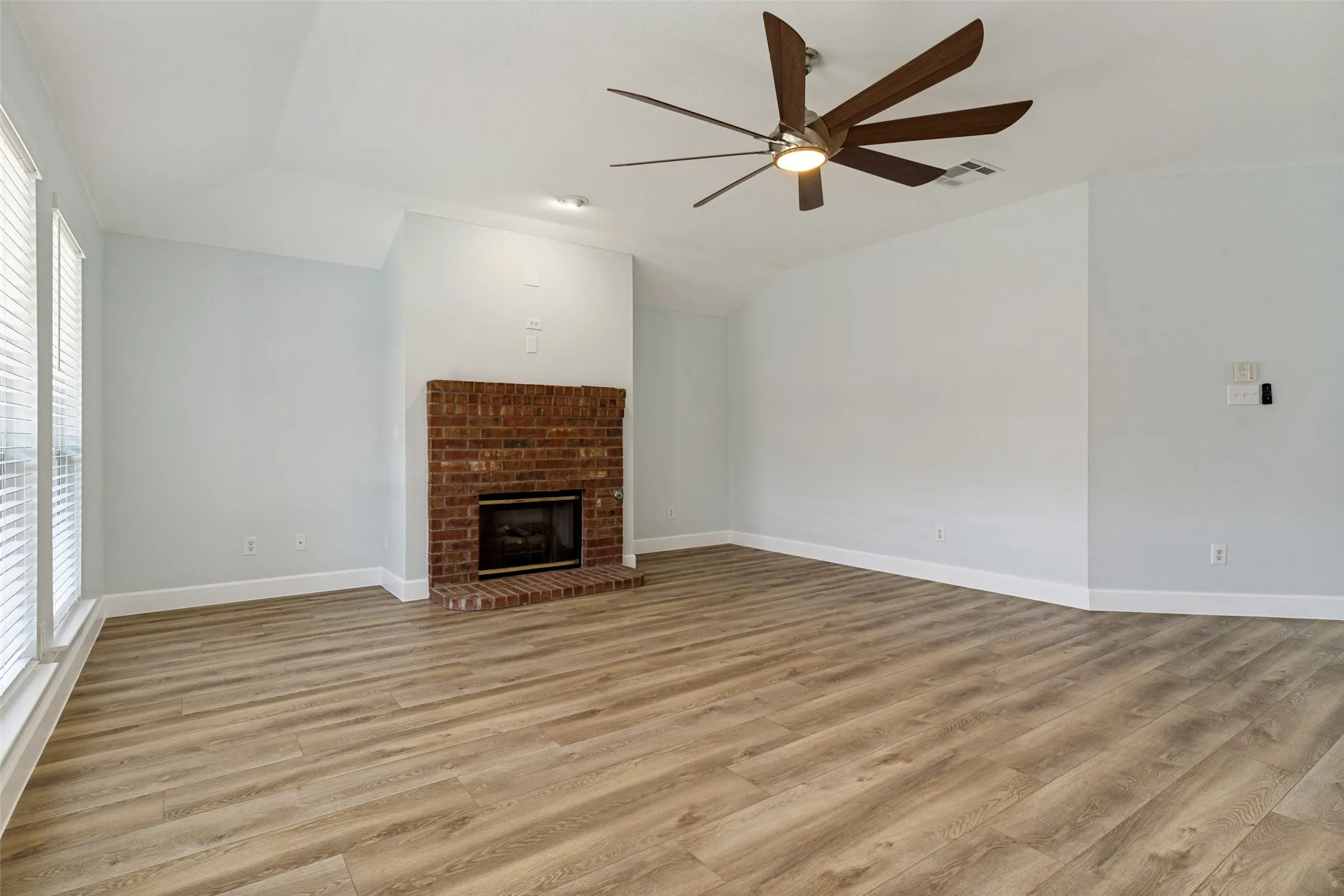 Gas logs fireplace