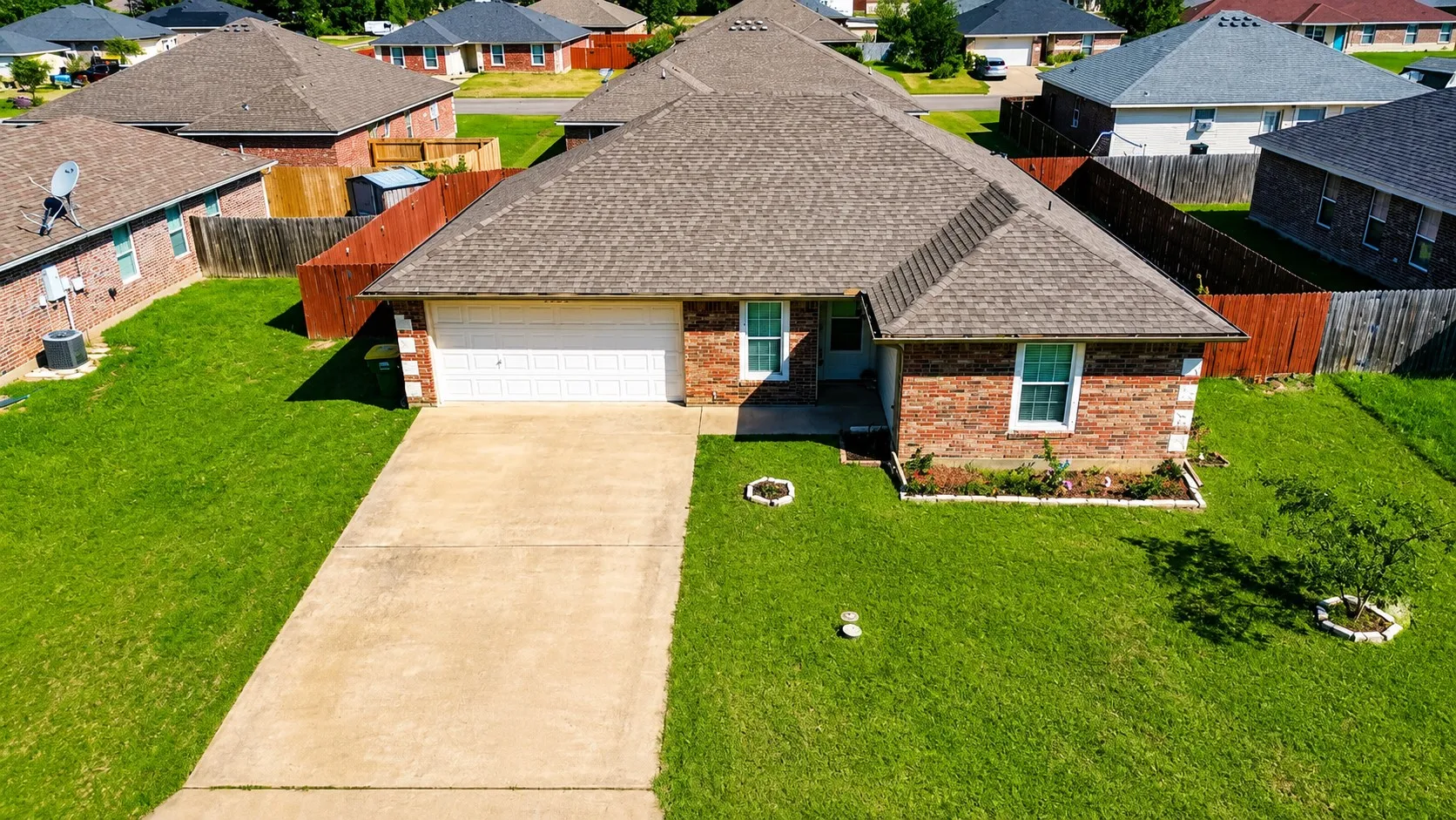 Single Family Residence For Sale in Mc Lennan County , 2003 Firefly Circle, Bellmead, Texas 76705, 3 Bedroom, 2 Bathroom, 2 Garage spaces, 1,624 Sqft, built in 2014, mls#21344773, Real Estate Agent in Bellmead, Homes For Sale in Mc Lennan county, Homes For Sale in Bellmead, Realtor in Bellmead Texas, Real Estate Brokerage Independent Realty Texas, Luminita Cordes Realtor