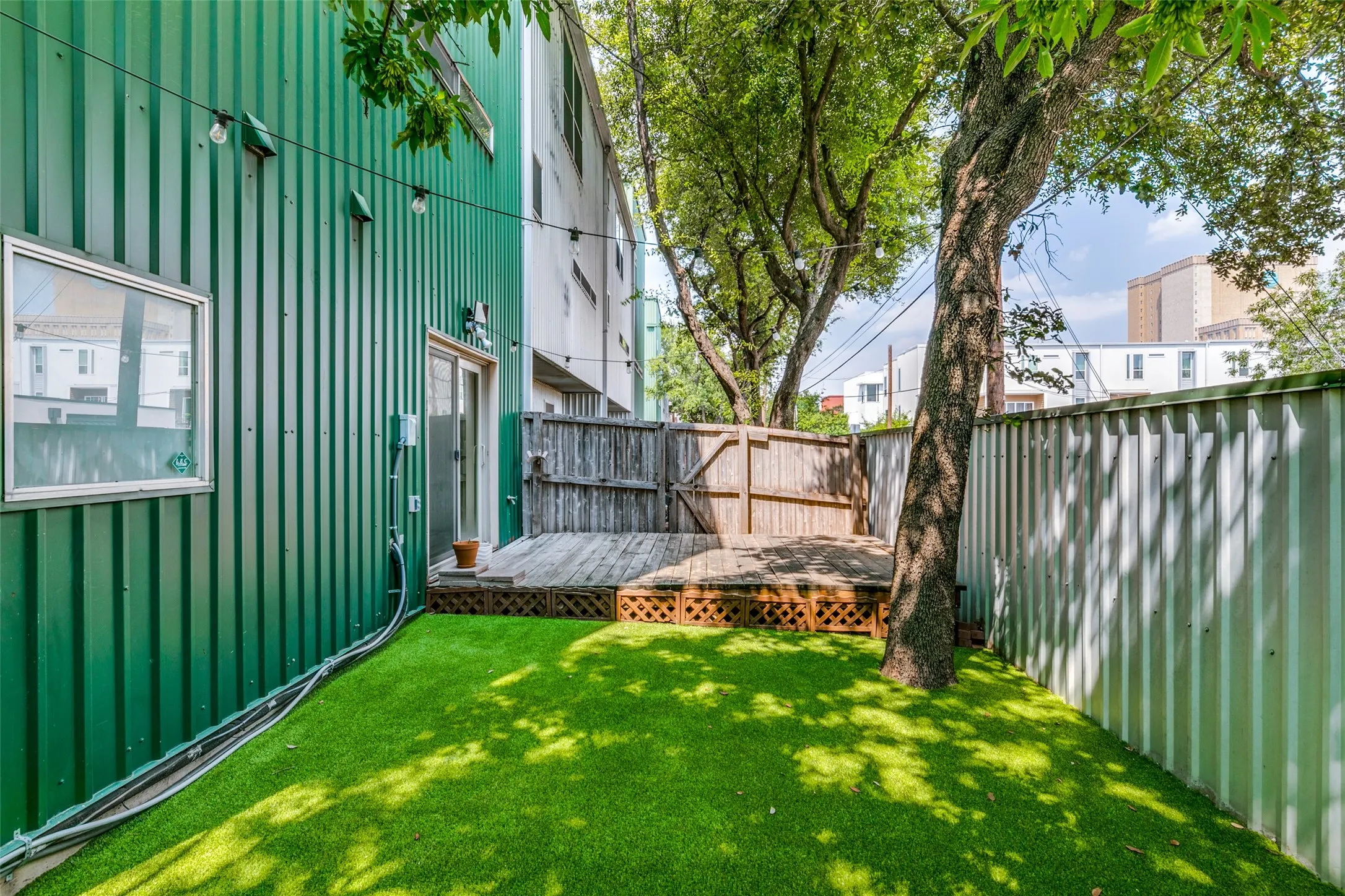 Townhouse For Rent in Dallas County , 3801 San Jacinto Street B, Dallas, Texas 75204, 2 Bedroom, 2 Bathroom, 2 Garage spaces, 1,712 Sqft, built in 2001, mls#21346950, Real Estate Agent in Dallas, Homes For Rent in Dallas county, Homes For Rent in Dallas, Realtor in Dallas Texas, Real Estate Brokerage Independent Realty Texas, Luminita Cordes Realtor