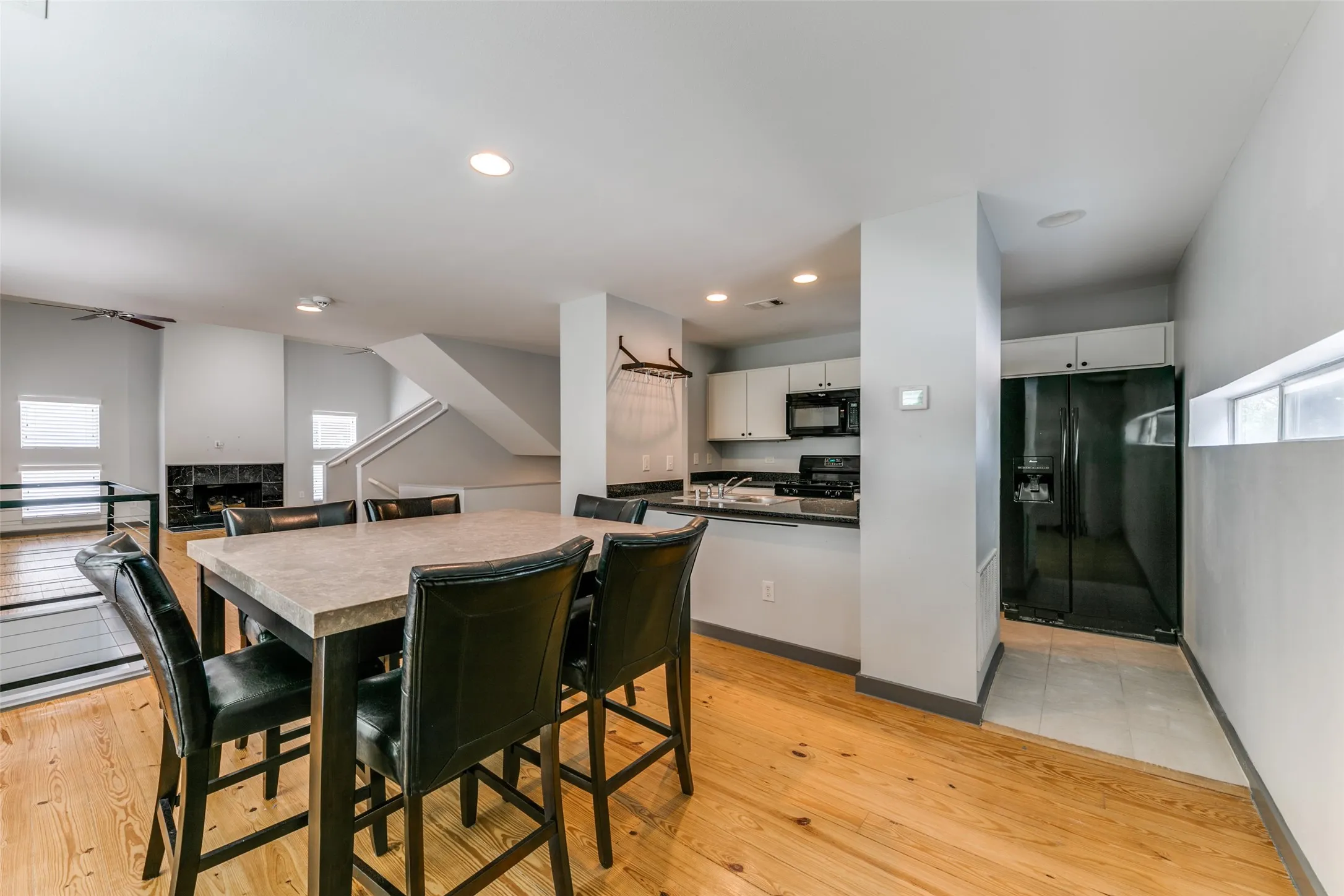 Townhouse For Rent in Dallas County , 3801 San Jacinto Street B, Dallas, Texas 75204, 2 Bedroom, 2 Bathroom, 2 Garage spaces, 1,712 Sqft, built in 2001, mls#21346950, Real Estate Agent in Dallas, Homes For Rent in Dallas county, Homes For Rent in Dallas, Realtor in Dallas Texas, Real Estate Brokerage Independent Realty Texas, Luminita Cordes Realtor