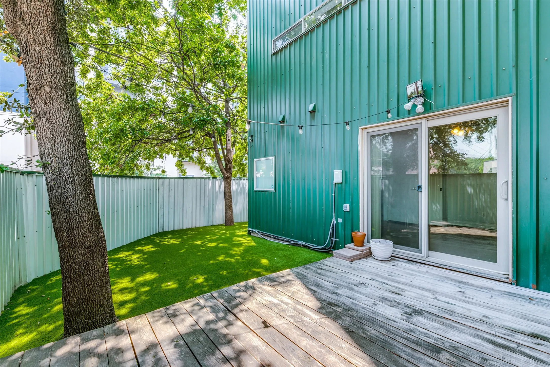Townhouse For Rent in Dallas County , 3801 San Jacinto Street B, Dallas, Texas 75204, 2 Bedroom, 2 Bathroom, 2 Garage spaces, 1,712 Sqft, built in 2001, mls#21346950, Real Estate Agent in Dallas, Homes For Rent in Dallas county, Homes For Rent in Dallas, Realtor in Dallas Texas, Real Estate Brokerage Independent Realty Texas, Luminita Cordes Realtor