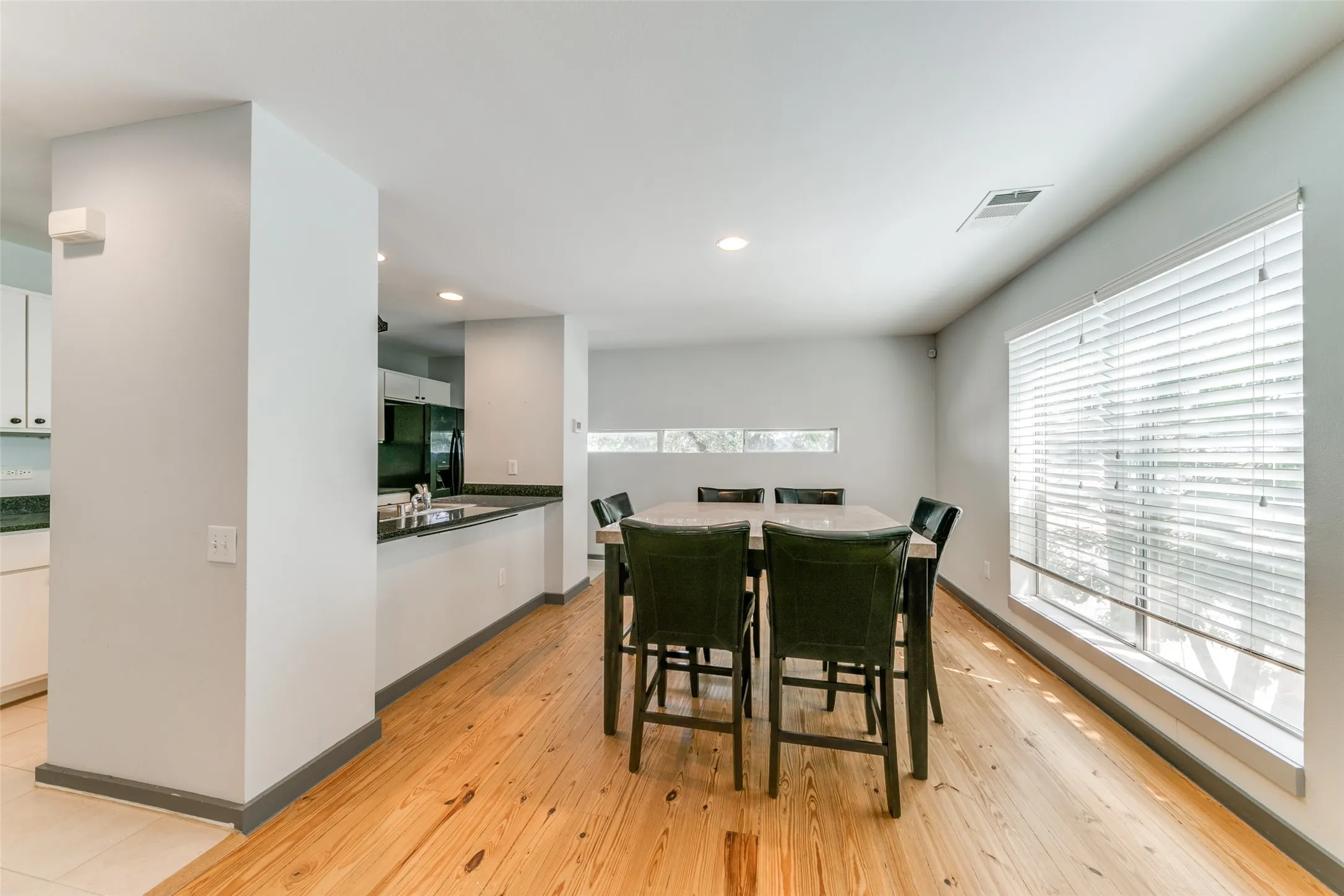 Townhouse For Rent in Dallas County , 3801 San Jacinto Street B, Dallas, Texas 75204, 2 Bedroom, 2 Bathroom, 2 Garage spaces, 1,712 Sqft, built in 2001, mls#21346950, Real Estate Agent in Dallas, Homes For Rent in Dallas county, Homes For Rent in Dallas, Realtor in Dallas Texas, Real Estate Brokerage Independent Realty Texas, Luminita Cordes Realtor