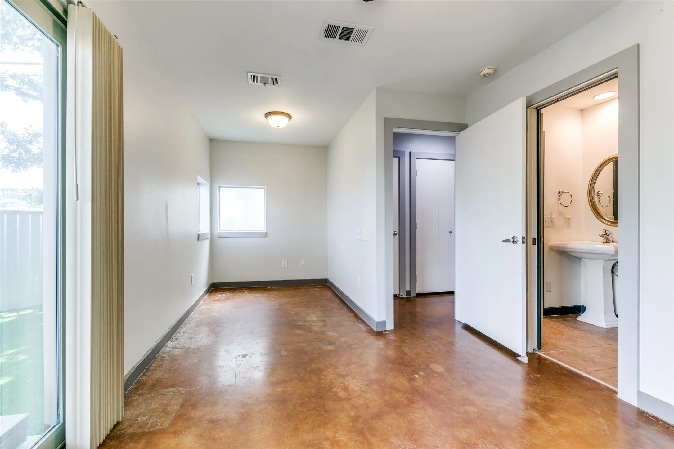 Townhouse For Rent in Dallas County , 3801 San Jacinto Street B, Dallas, Texas 75204, 2 Bedroom, 2 Bathroom, 2 Garage spaces, 1,712 Sqft, built in 2001, mls#21346950, Real Estate Agent in Dallas, Homes For Rent in Dallas county, Homes For Rent in Dallas, Realtor in Dallas Texas, Real Estate Brokerage Independent Realty Texas, Luminita Cordes Realtor