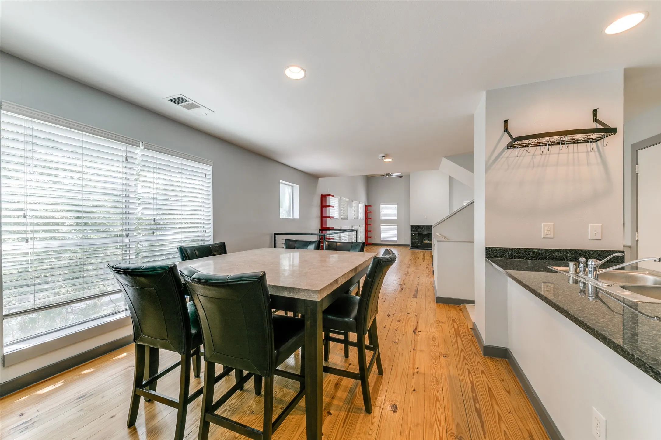 Townhouse For Rent in Dallas County , 3801 San Jacinto Street B, Dallas, Texas 75204, 2 Bedroom, 2 Bathroom, 2 Garage spaces, 1,712 Sqft, built in 2001, mls#21346950, Real Estate Agent in Dallas, Homes For Rent in Dallas county, Homes For Rent in Dallas, Realtor in Dallas Texas, Real Estate Brokerage Independent Realty Texas, Luminita Cordes Realtor