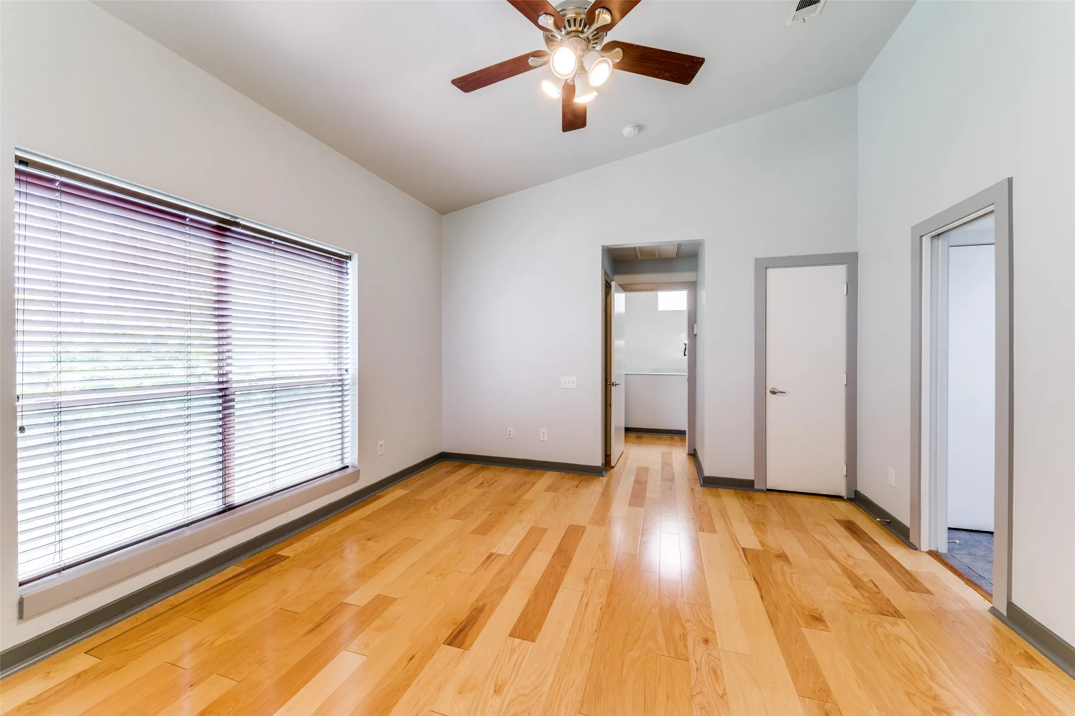 Townhouse For Rent in Dallas County , 3801 San Jacinto Street B, Dallas, Texas 75204, 2 Bedroom, 2 Bathroom, 2 Garage spaces, 1,712 Sqft, built in 2001, mls#21346950, Real Estate Agent in Dallas, Homes For Rent in Dallas county, Homes For Rent in Dallas, Realtor in Dallas Texas, Real Estate Brokerage Independent Realty Texas, Luminita Cordes Realtor