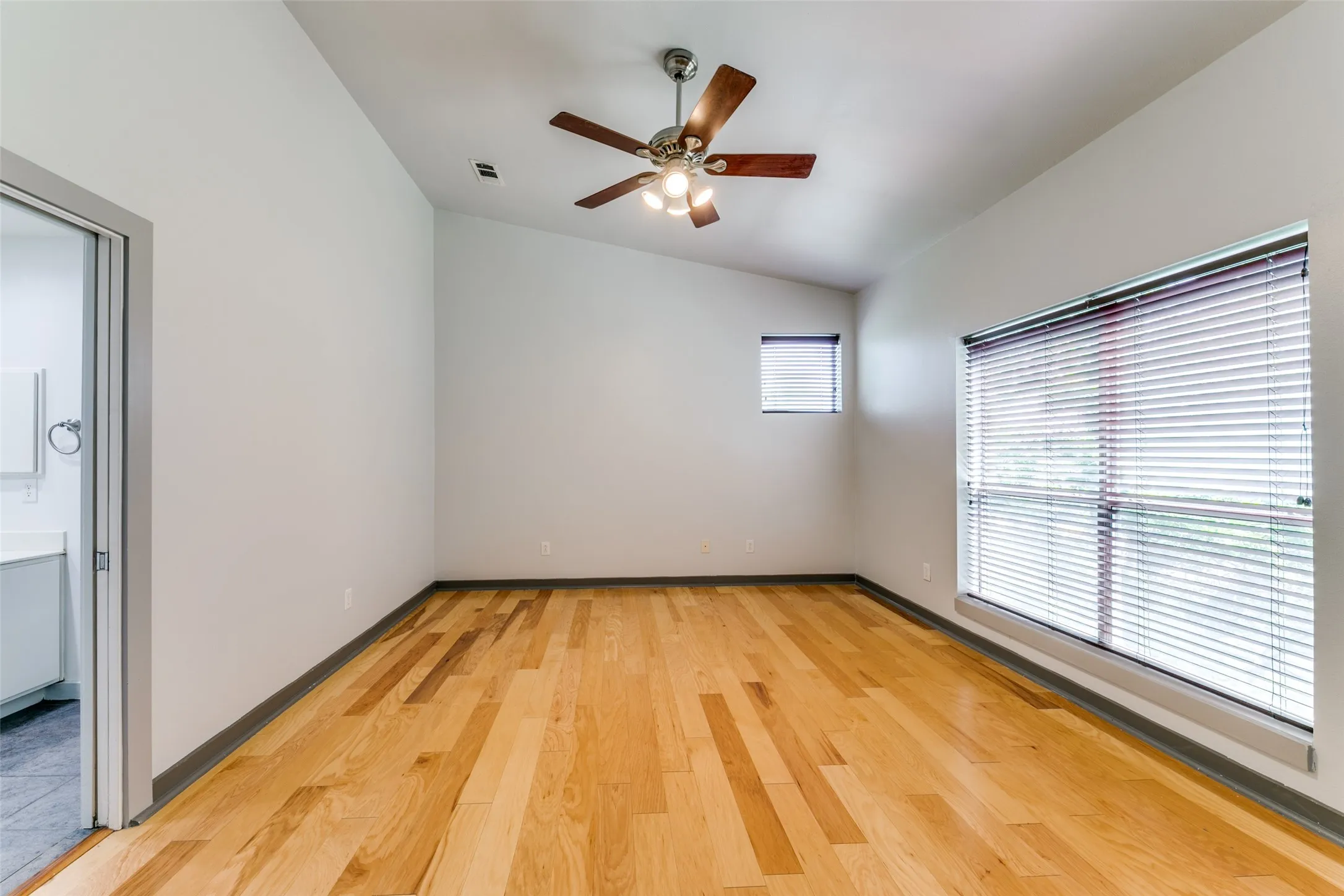 Townhouse For Rent in Dallas County , 3801 San Jacinto Street B, Dallas, Texas 75204, 2 Bedroom, 2 Bathroom, 2 Garage spaces, 1,712 Sqft, built in 2001, mls#21346950, Real Estate Agent in Dallas, Homes For Rent in Dallas county, Homes For Rent in Dallas, Realtor in Dallas Texas, Real Estate Brokerage Independent Realty Texas, Luminita Cordes Realtor