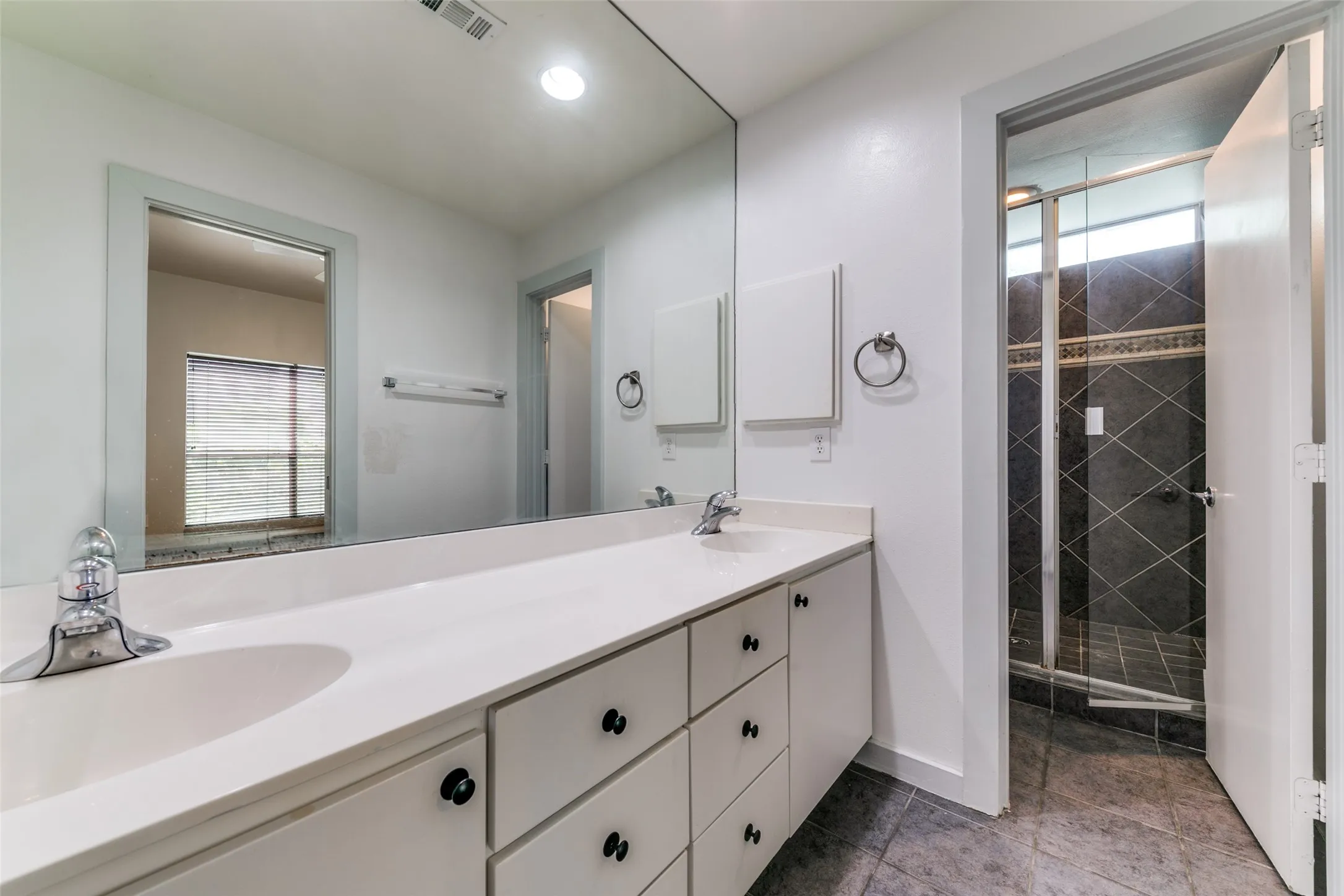 Townhouse For Rent in Dallas County , 3801 San Jacinto Street B, Dallas, Texas 75204, 2 Bedroom, 2 Bathroom, 2 Garage spaces, 1,712 Sqft, built in 2001, mls#21346950, Real Estate Agent in Dallas, Homes For Rent in Dallas county, Homes For Rent in Dallas, Realtor in Dallas Texas, Real Estate Brokerage Independent Realty Texas, Luminita Cordes Realtor