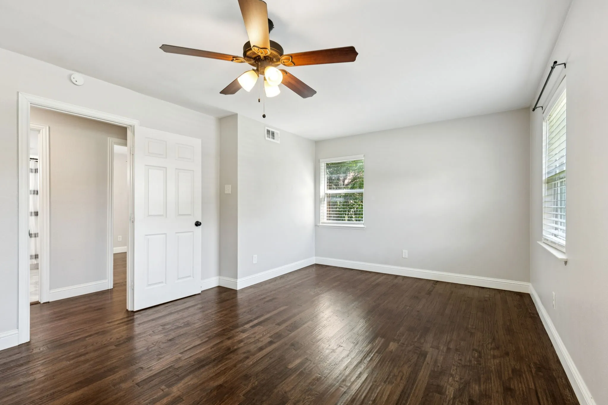 Single Family Residence For Sale in Dallas County , 519 Royal Crest Drive, Richardson, Texas 75081, 3 Bedroom, 2 Bathroom, Garage spaces, 1,407 Sqft, built in 1959, mls#21344937, Real Estate Agent in Richardson, Homes For Sale in Dallas county, Homes For Sale in Richardson, Realtor in Richardson Texas, Real Estate Brokerage Independent Realty Texas, Luminita Cordes Realtor