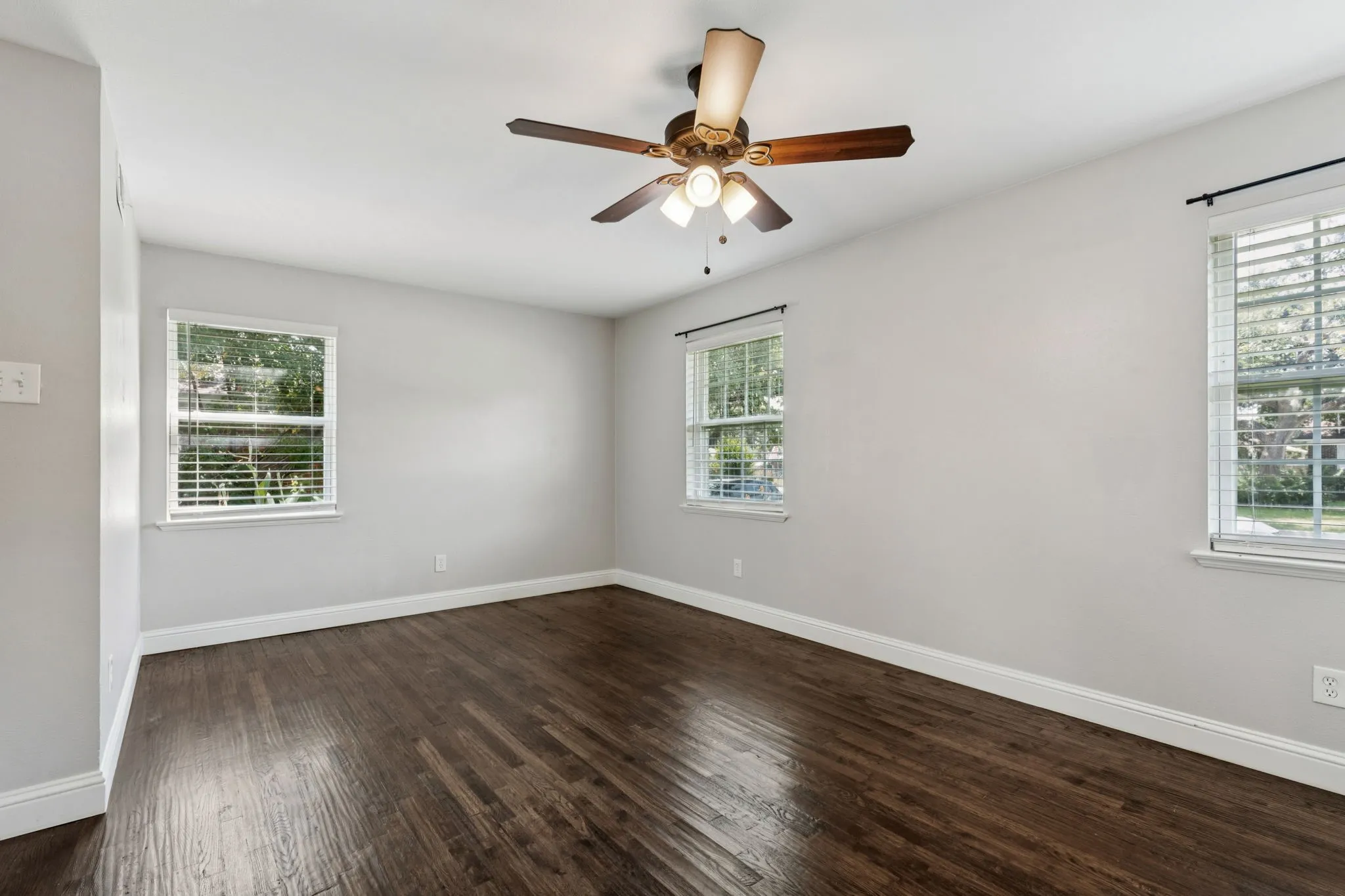 Single Family Residence For Sale in Dallas County , 519 Royal Crest Drive, Richardson, Texas 75081, 3 Bedroom, 2 Bathroom, Garage spaces, 1,407 Sqft, built in 1959, mls#21344937, Real Estate Agent in Richardson, Homes For Sale in Dallas county, Homes For Sale in Richardson, Realtor in Richardson Texas, Real Estate Brokerage Independent Realty Texas, Luminita Cordes Realtor