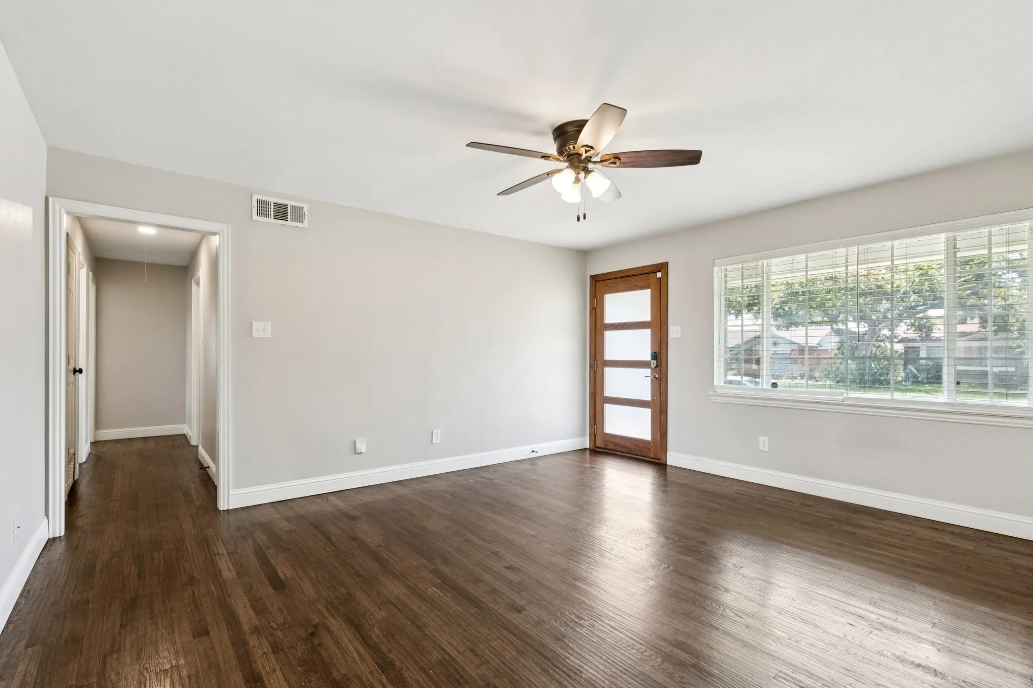 Single Family Residence For Sale in Dallas County , 519 Royal Crest Drive, Richardson, Texas 75081, 3 Bedroom, 2 Bathroom, Garage spaces, 1,407 Sqft, built in 1959, mls#21344937, Real Estate Agent in Richardson, Homes For Sale in Dallas county, Homes For Sale in Richardson, Realtor in Richardson Texas, Real Estate Brokerage Independent Realty Texas, Luminita Cordes Realtor