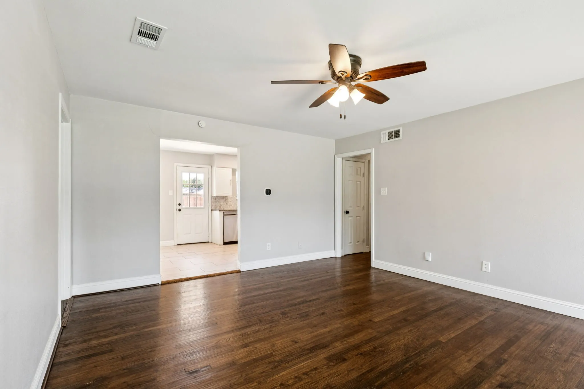 Single Family Residence For Sale in Dallas County , 519 Royal Crest Drive, Richardson, Texas 75081, 3 Bedroom, 2 Bathroom, Garage spaces, 1,407 Sqft, built in 1959, mls#21344937, Real Estate Agent in Richardson, Homes For Sale in Dallas county, Homes For Sale in Richardson, Realtor in Richardson Texas, Real Estate Brokerage Independent Realty Texas, Luminita Cordes Realtor