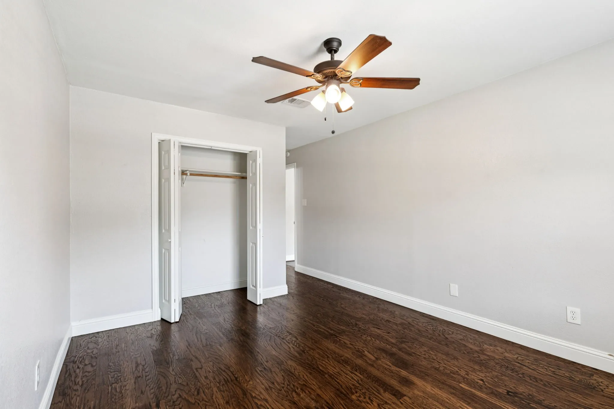 Single Family Residence For Sale in Dallas County , 519 Royal Crest Drive, Richardson, Texas 75081, 3 Bedroom, 2 Bathroom, Garage spaces, 1,407 Sqft, built in 1959, mls#21344937, Real Estate Agent in Richardson, Homes For Sale in Dallas county, Homes For Sale in Richardson, Realtor in Richardson Texas, Real Estate Brokerage Independent Realty Texas, Luminita Cordes Realtor
