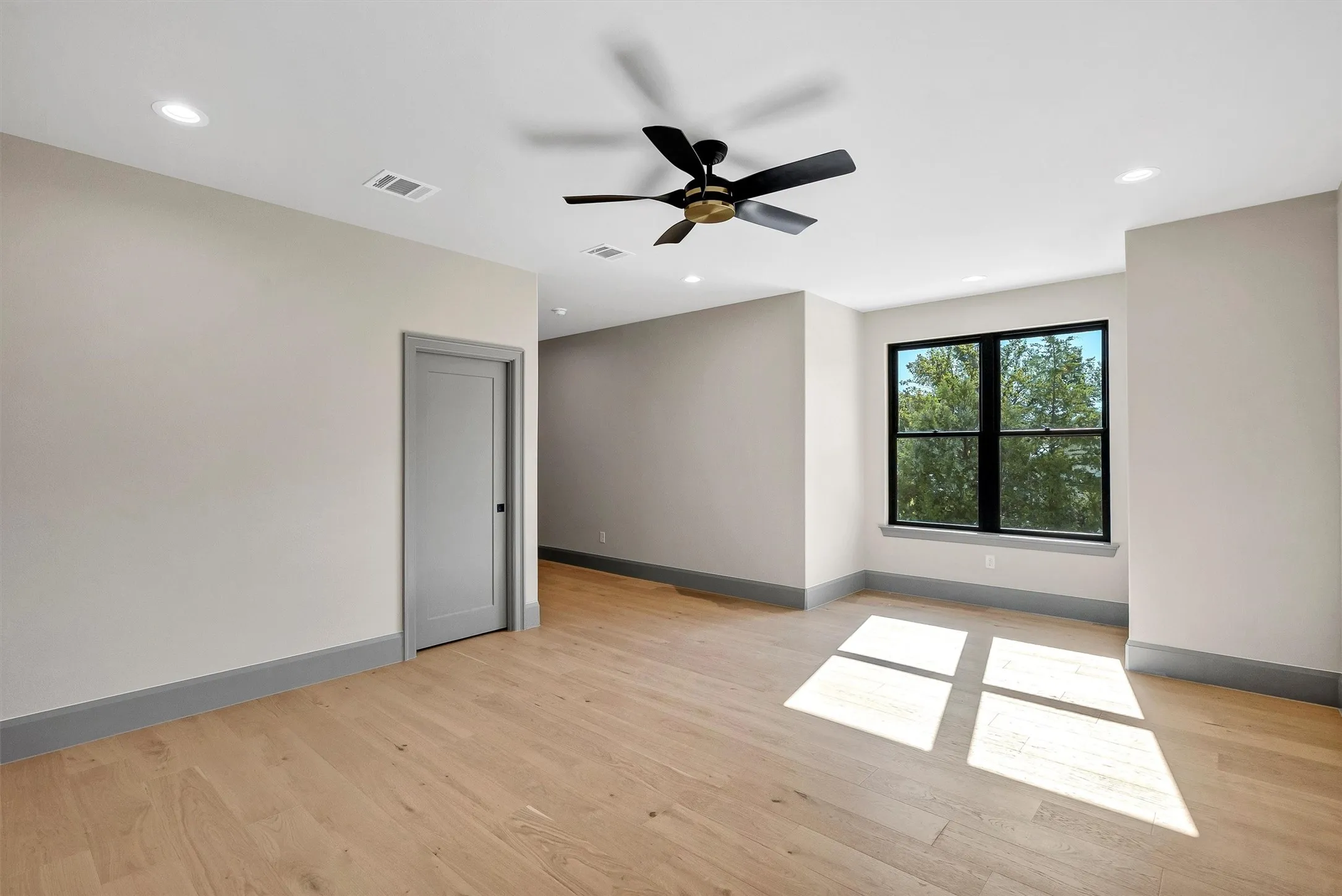 Single Family Residence For Sale in Parker County , 519 Royal Santana Run, Weatherford, Texas 76087, 5 Bedroom, 5 Bathroom, 3 Garage spaces, 4,720 Sqft, built in 2026, mls#21346294, Real Estate Agent in Weatherford, Homes For Sale in Parker county, Homes For Sale in Weatherford, Realtor in Weatherford Texas, Real Estate Brokerage Independent Realty Texas, Luminita Cordes Realtor