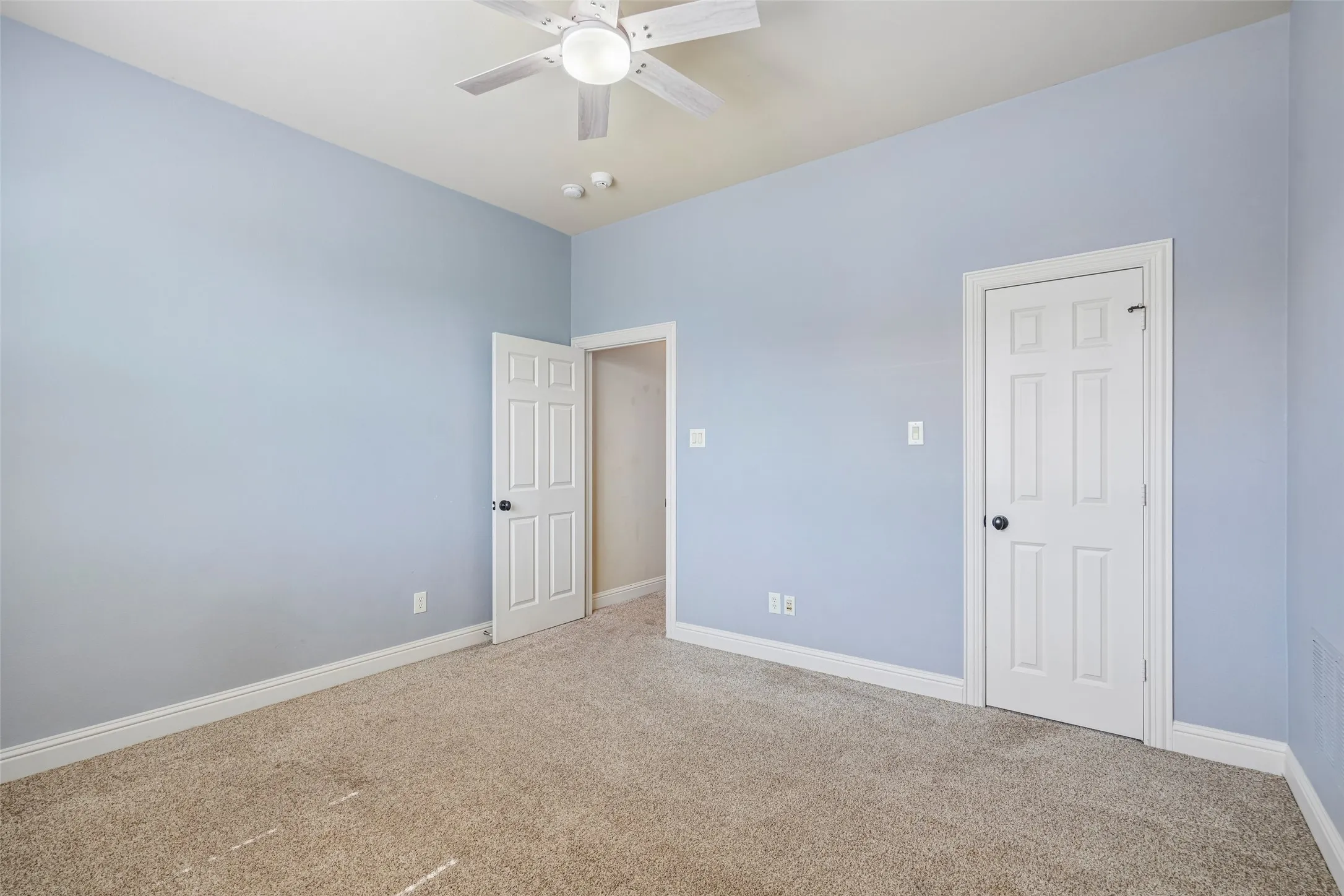 Single Family Residence For Sale in Denton County , 2800 Seven Shields Lane, Lewisville, Texas 75056, 4 Bedroom, 4 Bathroom, 3 Garage spaces, 4,302 Sqft, built in 2006, mls#21346972, Real Estate Agent in Lewisville, Homes For Sale in Denton county, Homes For Sale in Lewisville, Realtor in Lewisville Texas, Real Estate Brokerage Independent Realty Texas, Luminita Cordes Realtor