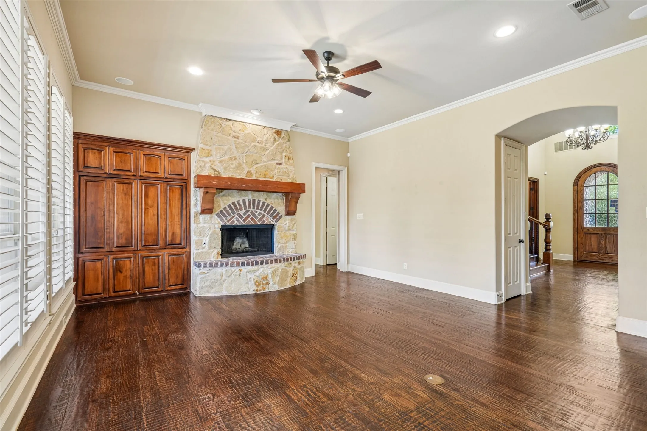 Single Family Residence For Sale in Denton County , 2800 Seven Shields Lane, Lewisville, Texas 75056, 4 Bedroom, 4 Bathroom, 3 Garage spaces, 4,302 Sqft, built in 2006, mls#21346972, Real Estate Agent in Lewisville, Homes For Sale in Denton county, Homes For Sale in Lewisville, Realtor in Lewisville Texas, Real Estate Brokerage Independent Realty Texas, Luminita Cordes Realtor
