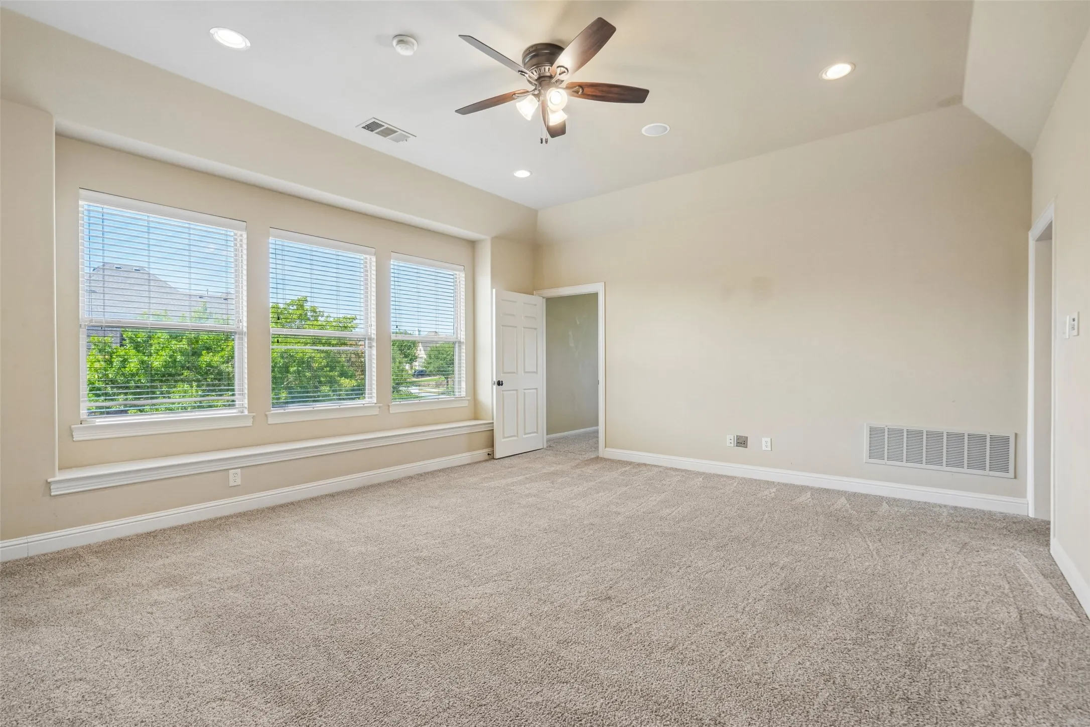 Single Family Residence For Sale in Denton County , 2800 Seven Shields Lane, Lewisville, Texas 75056, 4 Bedroom, 4 Bathroom, 3 Garage spaces, 4,302 Sqft, built in 2006, mls#21346972, Real Estate Agent in Lewisville, Homes For Sale in Denton county, Homes For Sale in Lewisville, Realtor in Lewisville Texas, Real Estate Brokerage Independent Realty Texas, Luminita Cordes Realtor
