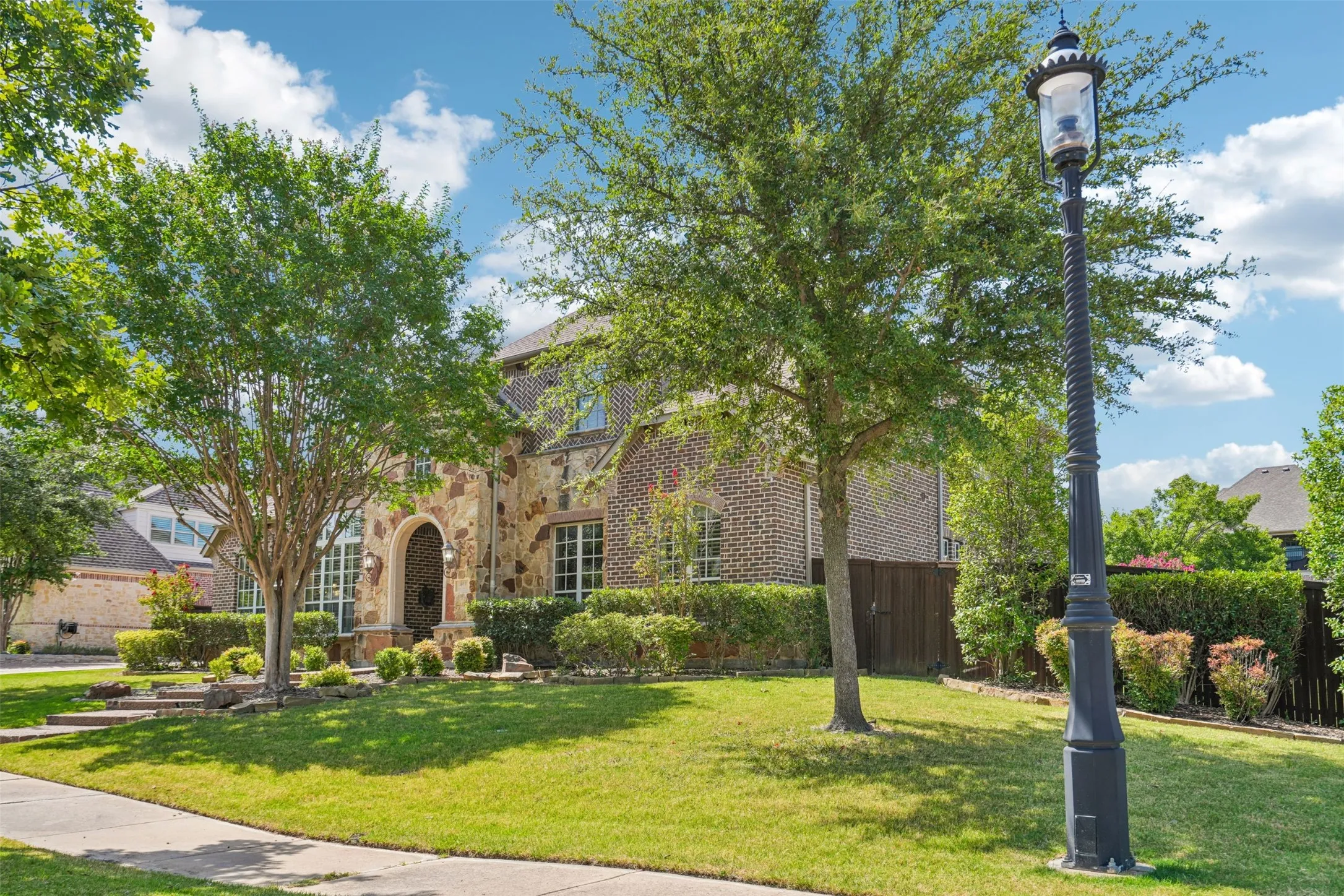 Single Family Residence For Sale in Denton County , 2800 Seven Shields Lane, Lewisville, Texas 75056, 4 Bedroom, 4 Bathroom, 3 Garage spaces, 4,302 Sqft, built in 2006, mls#21346972, Real Estate Agent in Lewisville, Homes For Sale in Denton county, Homes For Sale in Lewisville, Realtor in Lewisville Texas, Real Estate Brokerage Independent Realty Texas, Luminita Cordes Realtor