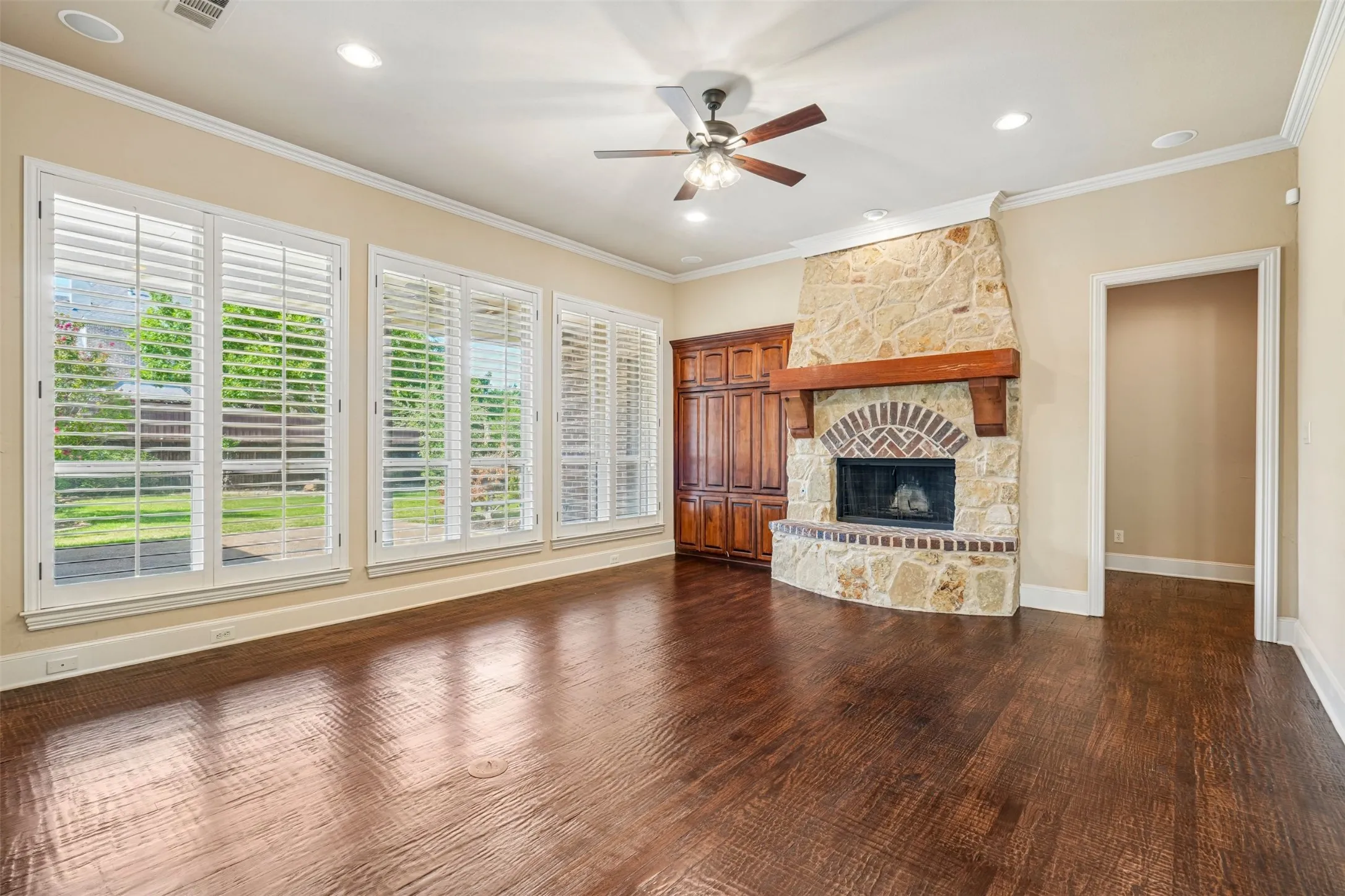 Single Family Residence For Sale in Denton County , 2800 Seven Shields Lane, Lewisville, Texas 75056, 4 Bedroom, 4 Bathroom, 3 Garage spaces, 4,302 Sqft, built in 2006, mls#21346972, Real Estate Agent in Lewisville, Homes For Sale in Denton county, Homes For Sale in Lewisville, Realtor in Lewisville Texas, Real Estate Brokerage Independent Realty Texas, Luminita Cordes Realtor