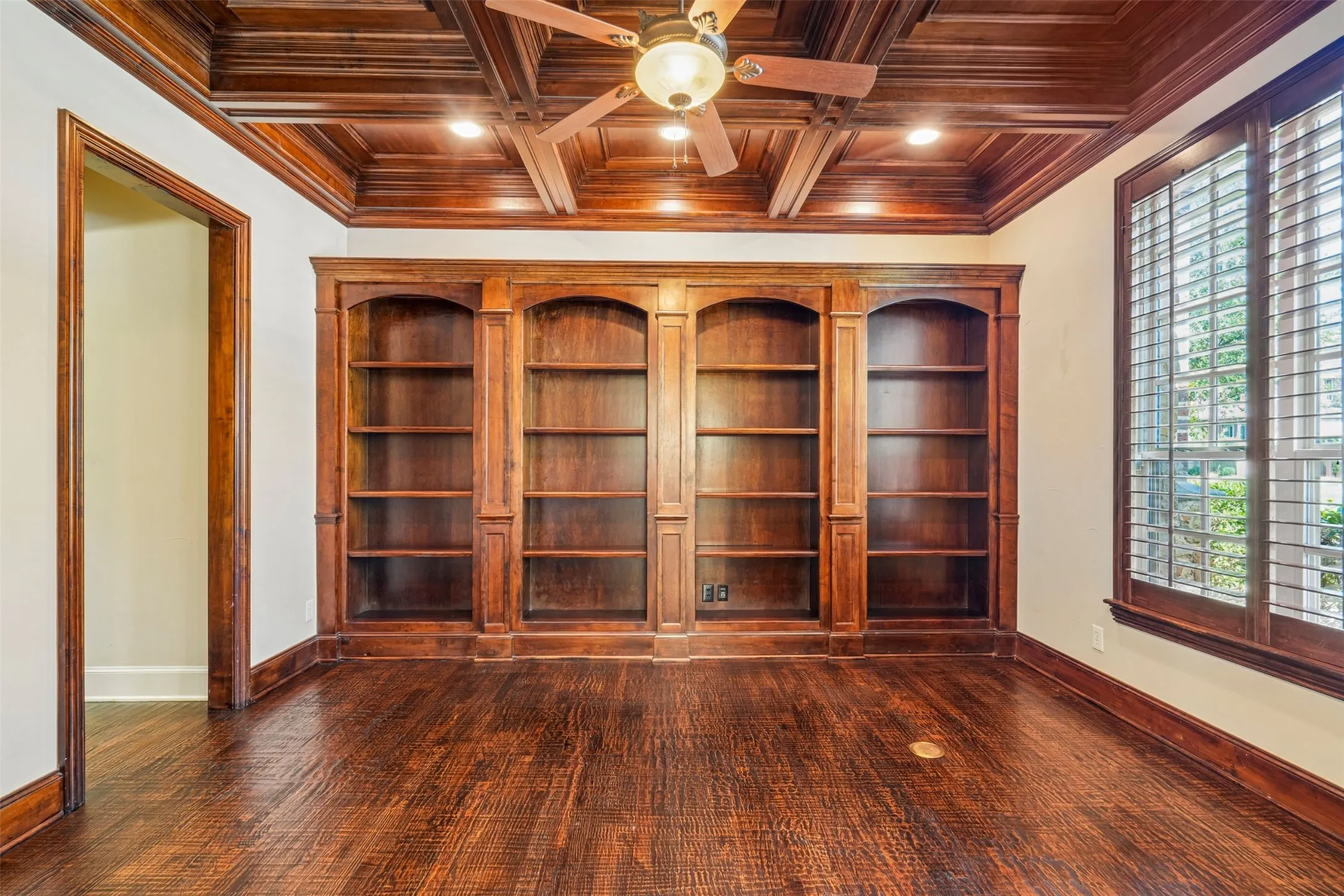 Single Family Residence For Sale in Denton County , 2800 Seven Shields Lane, Lewisville, Texas 75056, 4 Bedroom, 4 Bathroom, 3 Garage spaces, 4,302 Sqft, built in 2006, mls#21346972, Real Estate Agent in Lewisville, Homes For Sale in Denton county, Homes For Sale in Lewisville, Realtor in Lewisville Texas, Real Estate Brokerage Independent Realty Texas, Luminita Cordes Realtor