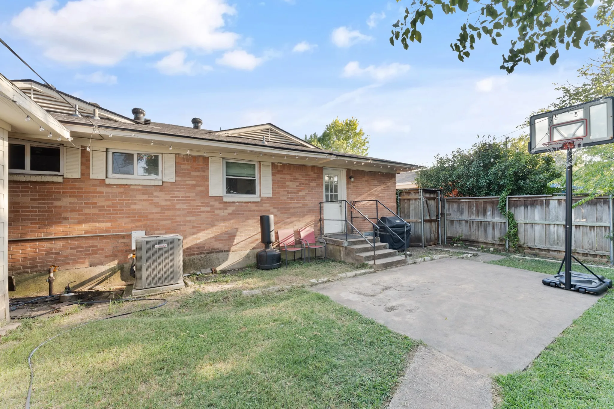 Single Family Residence For Sale in Dallas County , 2439 Inadale Avenue, Dallas, Texas 75228, 4 Bedroom, 3 Bathroom, Garage spaces, 2,093 Sqft, built in 1957, mls#21343522, Real Estate Agent in Dallas, Homes For Sale in Dallas county, Homes For Sale in Dallas, Realtor in Dallas Texas, Real Estate Brokerage Independent Realty Texas, Luminita Cordes Realtor