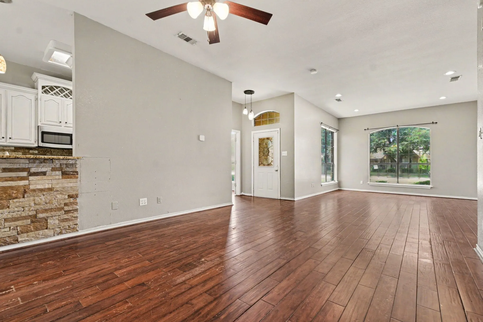 Single Family Residence For Sale in Hunt County , 2404 Christi Lane, Caddo Mills, Texas 75135, 3 Bedroom, 2 Bathroom, 2 Garage spaces, 1,850 Sqft, built in 1995, mls#21346839, Real Estate Agent in Caddo Mills, Homes For Sale in Hunt county, Homes For Sale in Caddo Mills, Realtor in Caddo Mills Texas, Real Estate Brokerage Independent Realty Texas, Luminita Cordes Realtor
