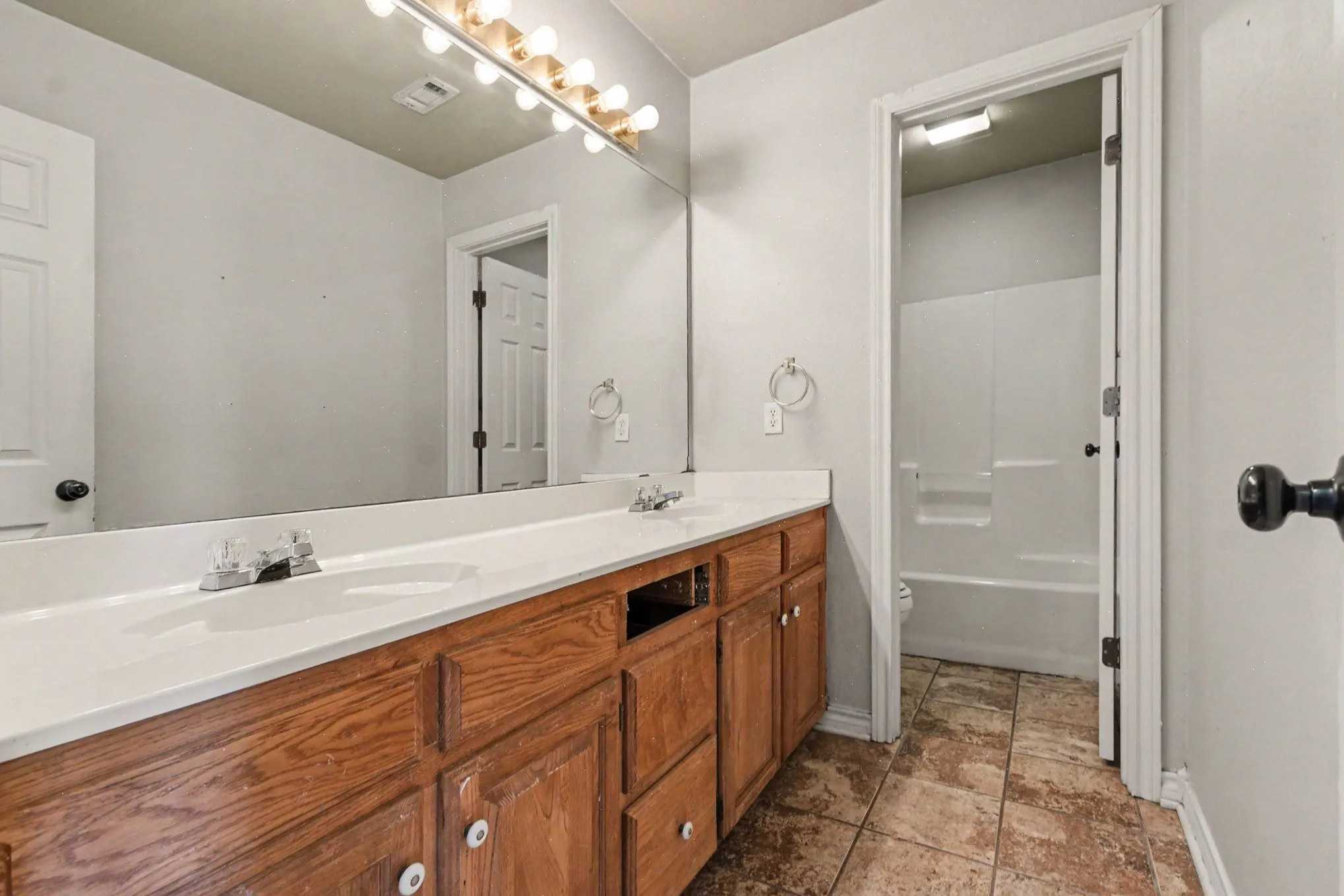 Single Family Residence For Sale in Hunt County , 2404 Christi Lane, Caddo Mills, Texas 75135, 3 Bedroom, 2 Bathroom, 2 Garage spaces, 1,850 Sqft, built in 1995, mls#21346839, Real Estate Agent in Caddo Mills, Homes For Sale in Hunt county, Homes For Sale in Caddo Mills, Realtor in Caddo Mills Texas, Real Estate Brokerage Independent Realty Texas, Luminita Cordes Realtor