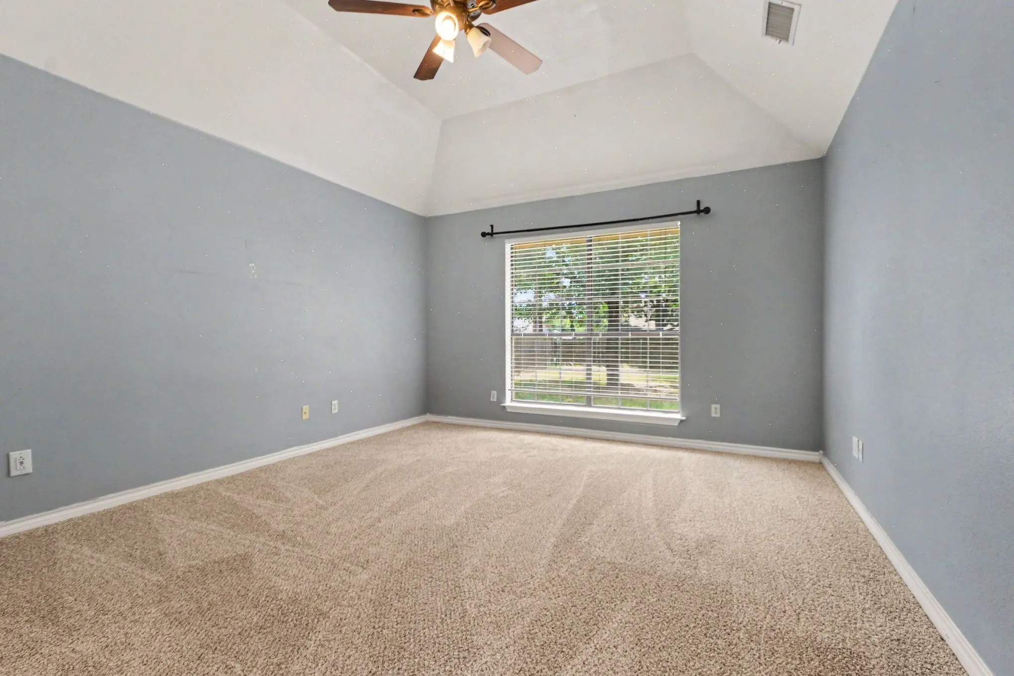 Single Family Residence For Sale in Hunt County , 2404 Christi Lane, Caddo Mills, Texas 75135, 3 Bedroom, 2 Bathroom, 2 Garage spaces, 1,850 Sqft, built in 1995, mls#21346839, Real Estate Agent in Caddo Mills, Homes For Sale in Hunt county, Homes For Sale in Caddo Mills, Realtor in Caddo Mills Texas, Real Estate Brokerage Independent Realty Texas, Luminita Cordes Realtor