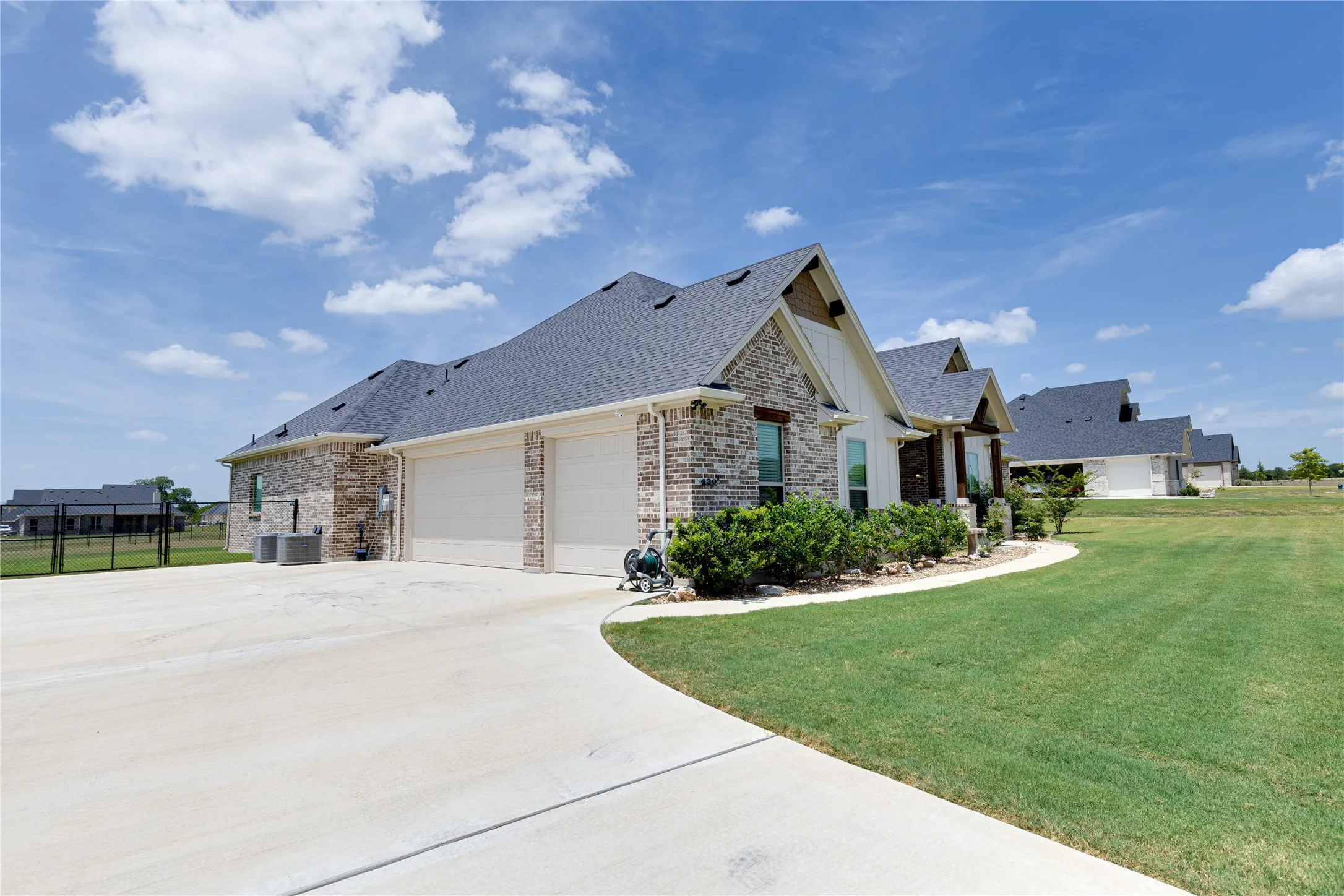 Single Family Residence For Sale in Ellis County , 430 Solo Ridge Drive, Waxahachie, Texas 75167, 4 Bedrooms, 3 Bathrooms, 3 Garage spaces, 2,901 Sqft, built in 2024, Price $579,500, mls#21344242, Real Estate Agent in Waxahachie, Homes For Sale in Ellis county, Homes For Sale in Waxahachie, Realtor in Waxahachie Texas, Real Estate Brokerage Independent Realty Texas, Luminita Cordes Realtor