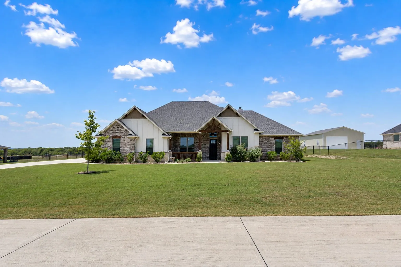 Single Family Residence For Sale in Ellis County , 430 Solo Ridge Drive, Waxahachie, Texas 75167, 4 Bedrooms, 3 Bathrooms, 3 Garage spaces, 2,901 Sqft, built in 2024, Price $579,500, mls#21344242, Real Estate Agent in Waxahachie, Homes For Sale in Ellis county, Homes For Sale in Waxahachie, Realtor in Waxahachie Texas, Real Estate Brokerage Independent Realty Texas, Luminita Cordes Realtor